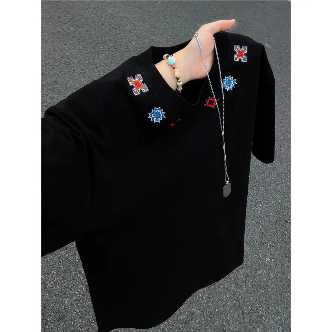 Men's American Retro Straight-Shoulder Embroidered Round Neck Short-Sleeve High-End Casual Versatile Textured Knit T-Shirt - Regular Fit, Streetwear Menswear, Baby Dee Graphic, Jesus Theme, Horror Movie Story, Vintage Double-Sided Lever Action Design