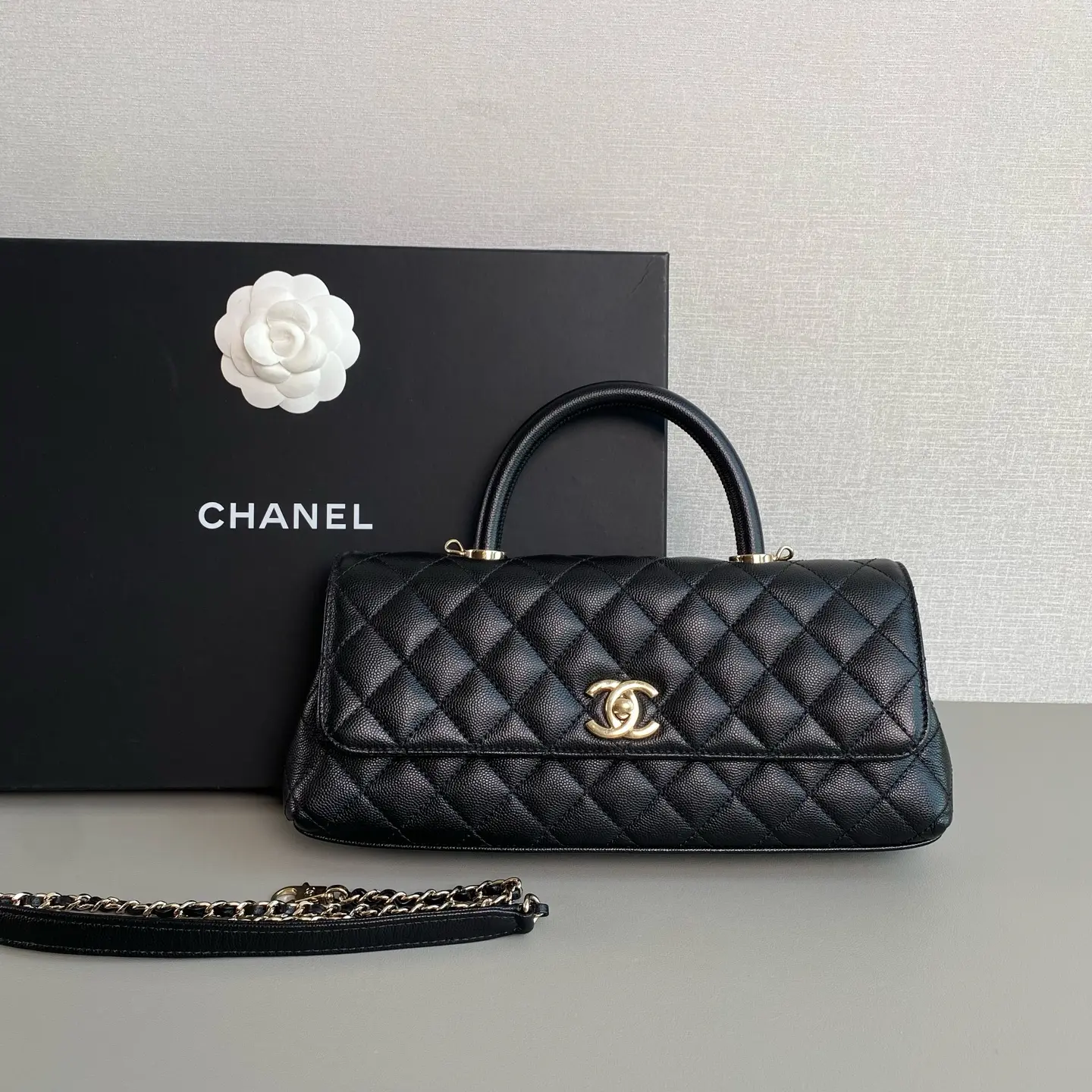 Pre-owned Chanel 26P Black Caviar Horizontal Coco Handle Bag with Light Gold Hardware
