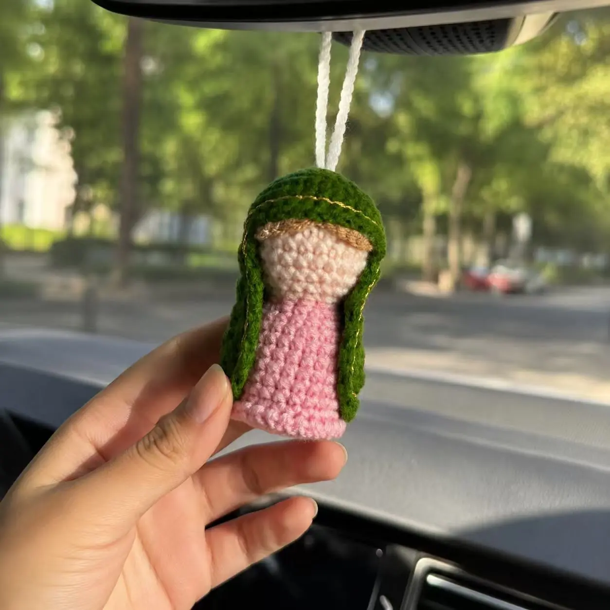 Crochet Guadalupe Virgin Mary Car Rearview Mirror Charm, Car Hanging Ornament, Perfect Gift for Christmas, Ideal Present for Friends and Family