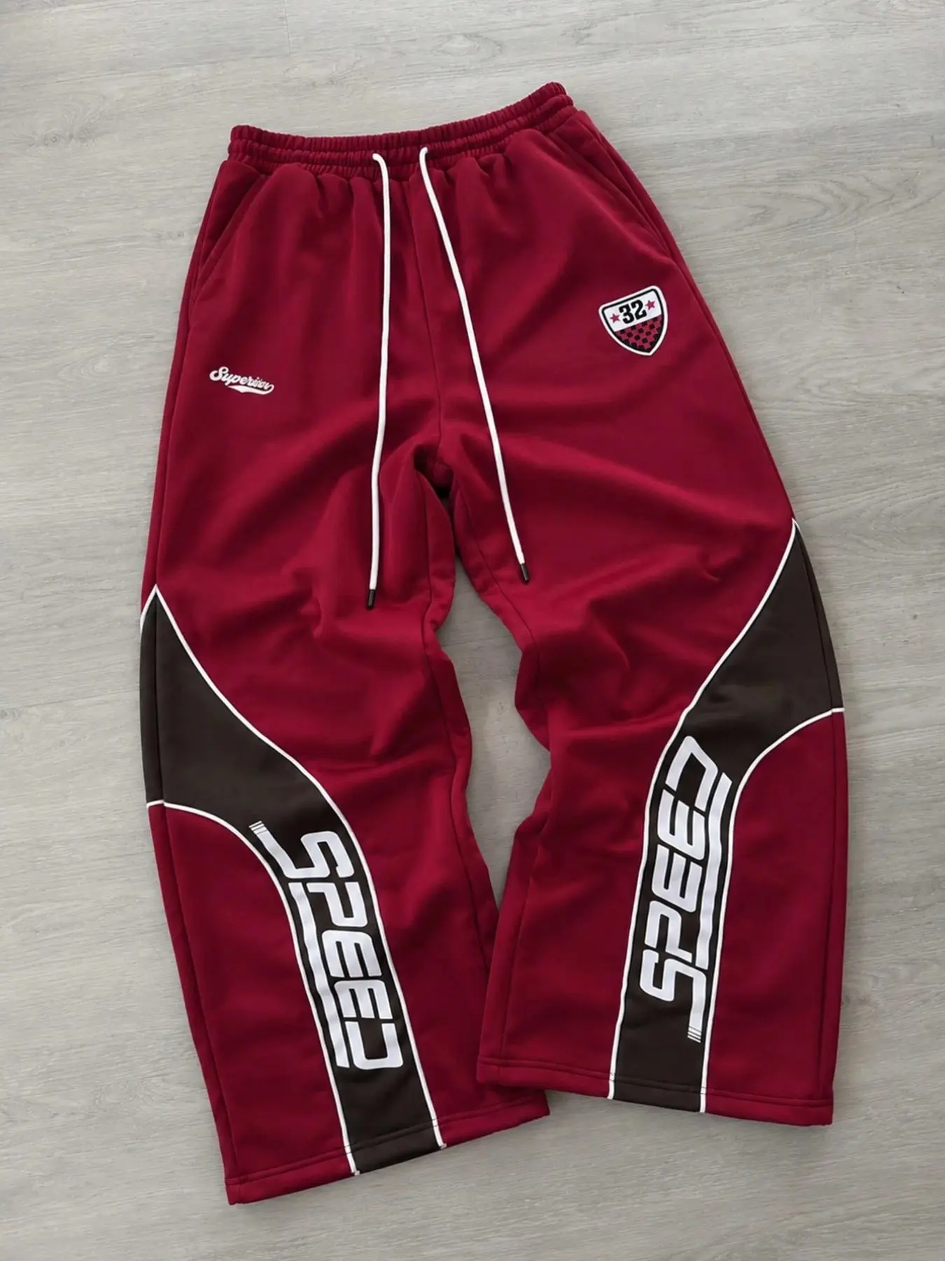 Men Wide Leg Sweatpants Burgundy Dark Brown Colorblock Side SPEED Letter Print 32 Shield Badge Superior Logo Elastic Drawstring Waist Side Pockets Oversized Loose Fit Vintage Racing American Streetwear Casual Daily Athletic Fashion Bottoms