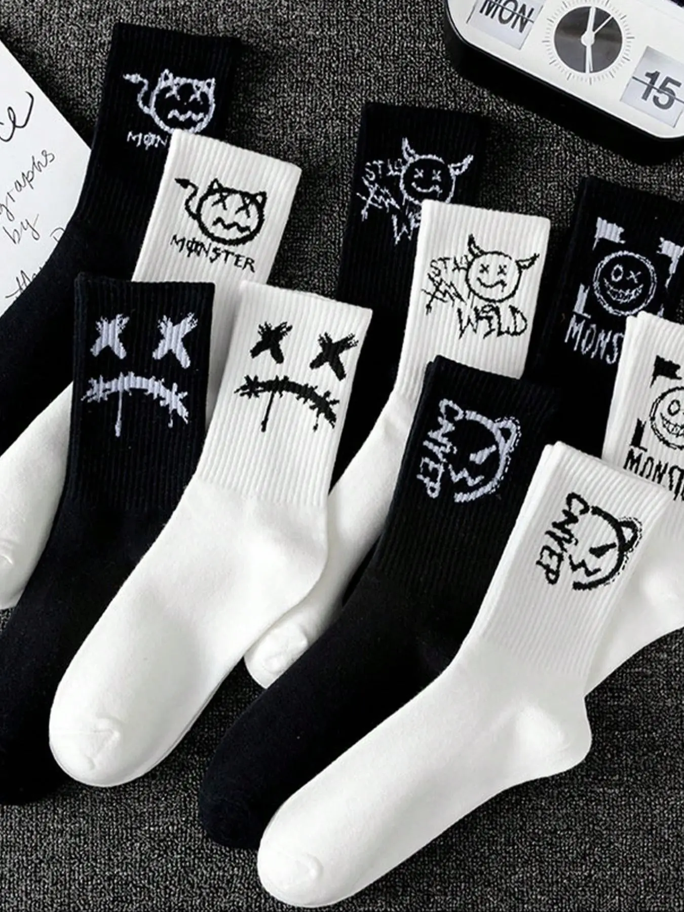 Men's Mid-Calf Graffiti Sports Socks, 2/3/5 Pairs, Comfortable Breathable, Street Style, Indoor Outdoor Wear, Spring Summer Autumn