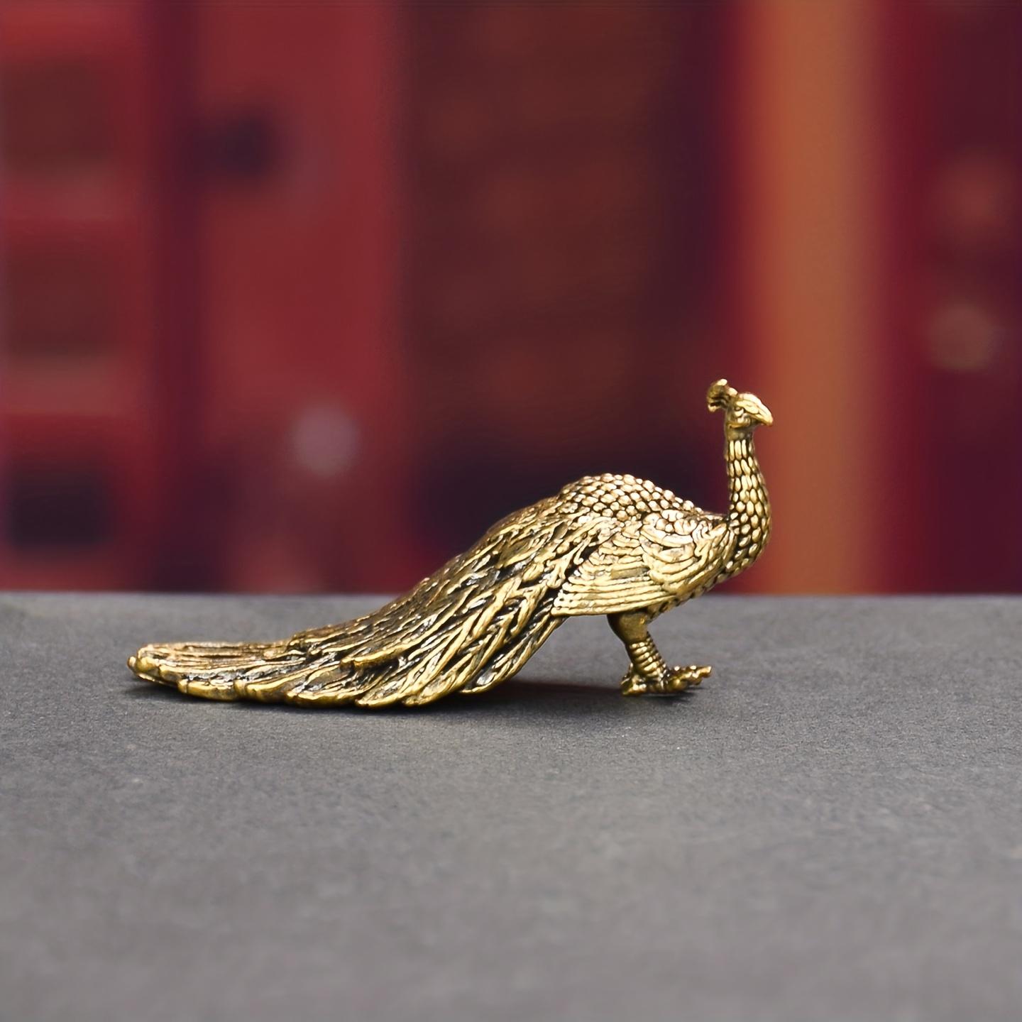 A vintage-style brass peacock desktop ornament—an exquisite piece of craftsmanship ideal for collectors. It makes a perfect birthday gift, a charming addition to an office bookshelf, or a unique decorative accent for a Halloween display.