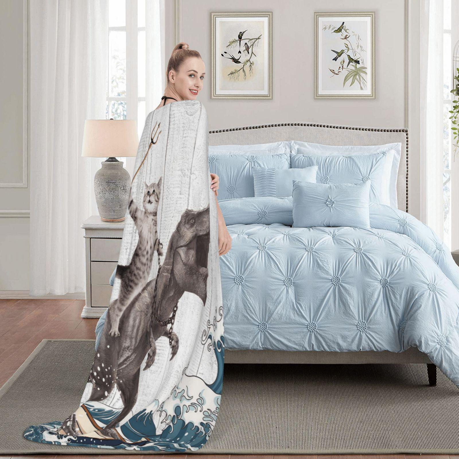 This fun cat riding a dinosaur blanket is soft and comfortable, making it the perfect gift for anime lovers. Suitable for sofa beds, offices, and outdoor use.