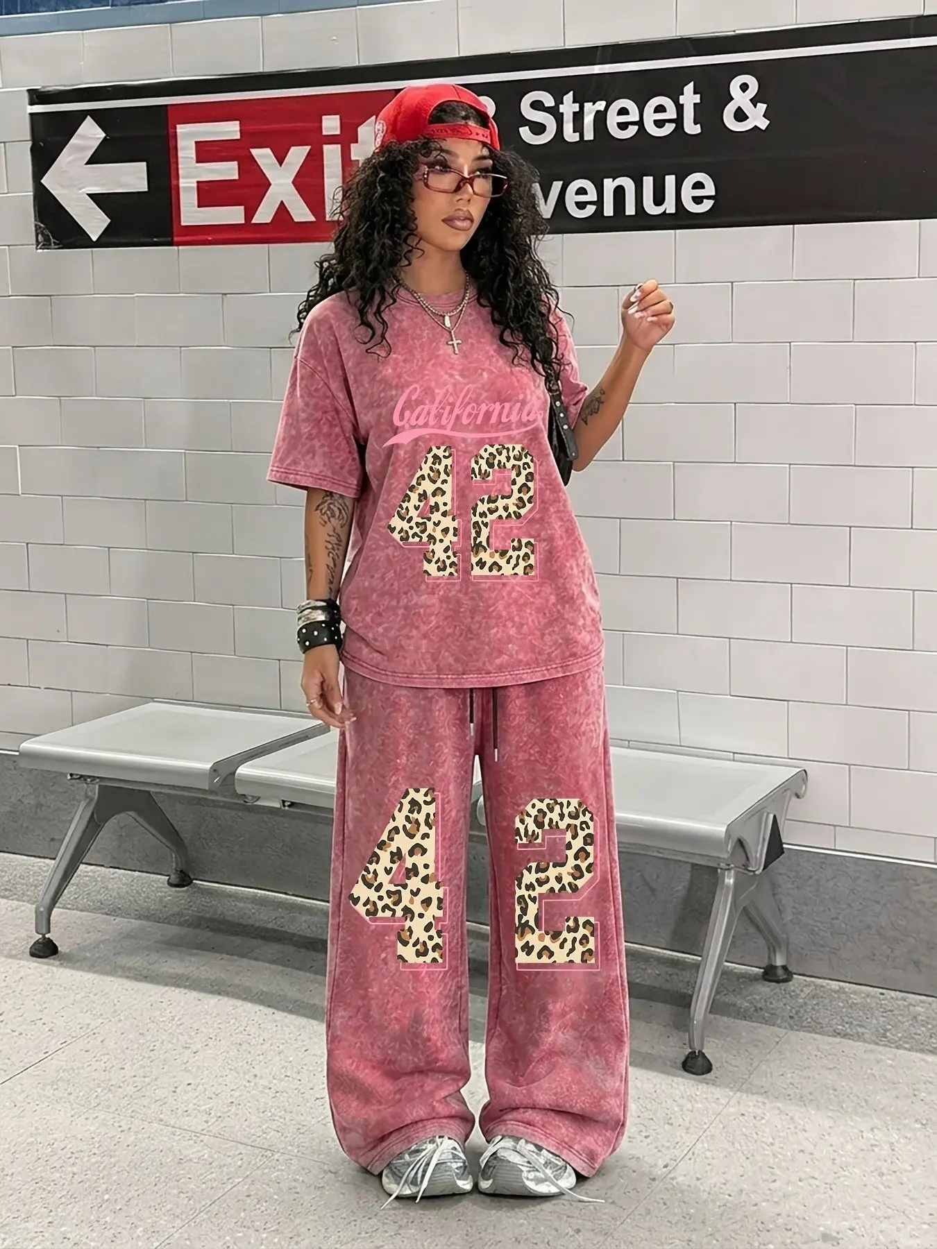 Sweet-meets-edgy hip-hop style: a two-piece set featuring leopard print and graphic numbers. It offers a retro-casual vibe with a flattering, draped wide-leg silhouette—perfect for trendy "influencer-style" photos at cool spots. Top Pants