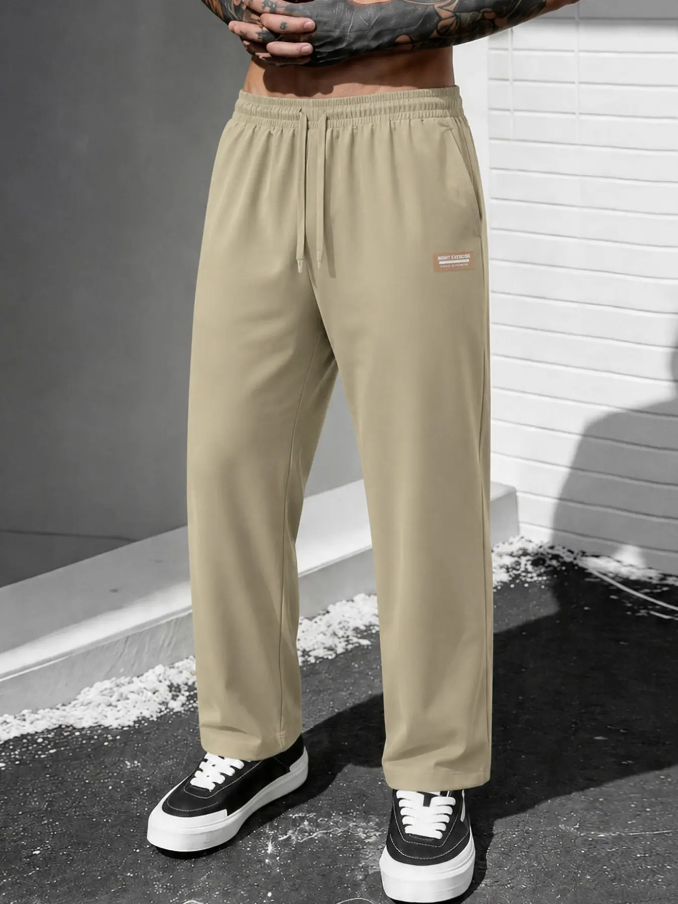 1 Piece men's sports pants that can be worn all year round, equipped with adjustable drawstrings and tag decorations, suitable for various occasions such as daily leisure