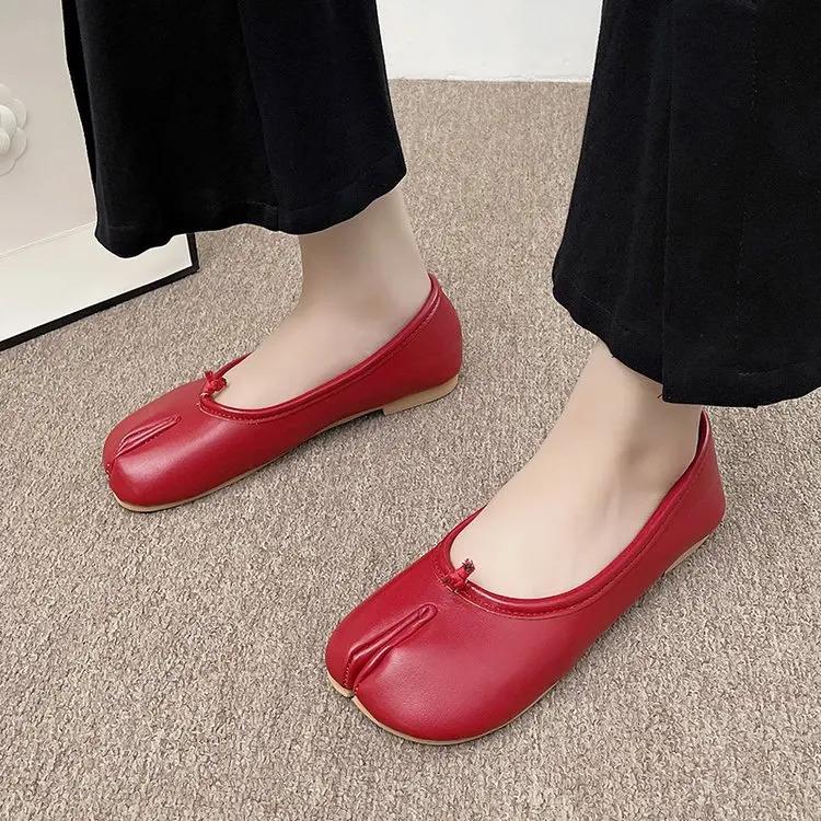 Retro Split Toe Horseshoe Flats 2026 New Arrival Women Casual Ballet Shoes Black Silver Red Brown