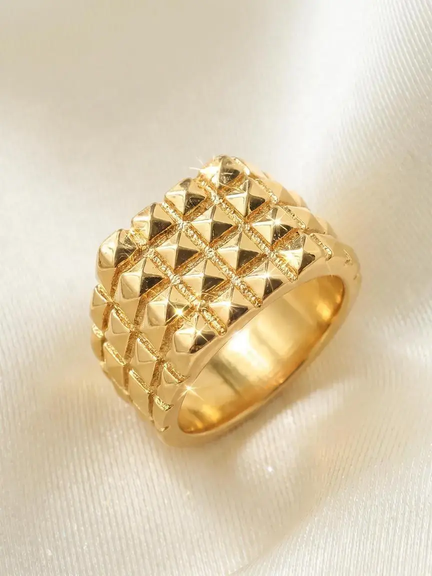 1pc Fashion Luxury Gold‑Plated Pyramid Grid Textured Wide Band Ring Unisex Bold Statement Ring Jewelry Gift for Daily Wear Party Anniversary Holiday Elegant Fashion Rings