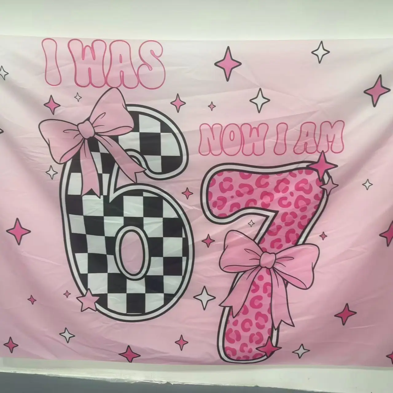 Pink checkerboard 67 themed birthday background banner, made of polyester material, suitable for living rooms, bedrooms, offices, birthdays, anniversaries, home decor, outdoor and indoor parties, photography background cloth, Happy Birthday Backdrop