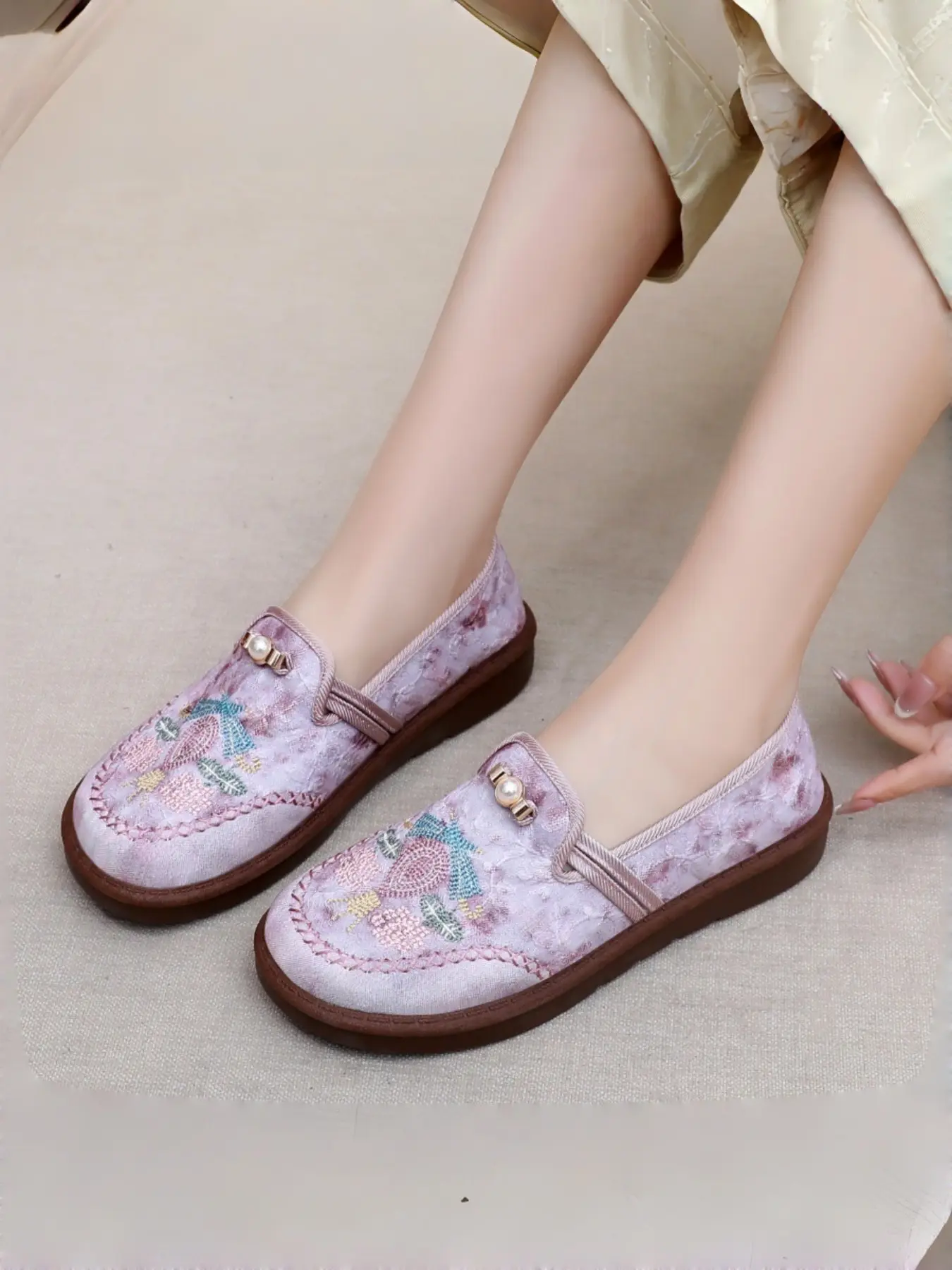 New Traditional Floral Embroidered Slip-On Shoes, Elegant Women's Daily Commute Versatile Flat Loafers, Comfortable and Stylish Footwear