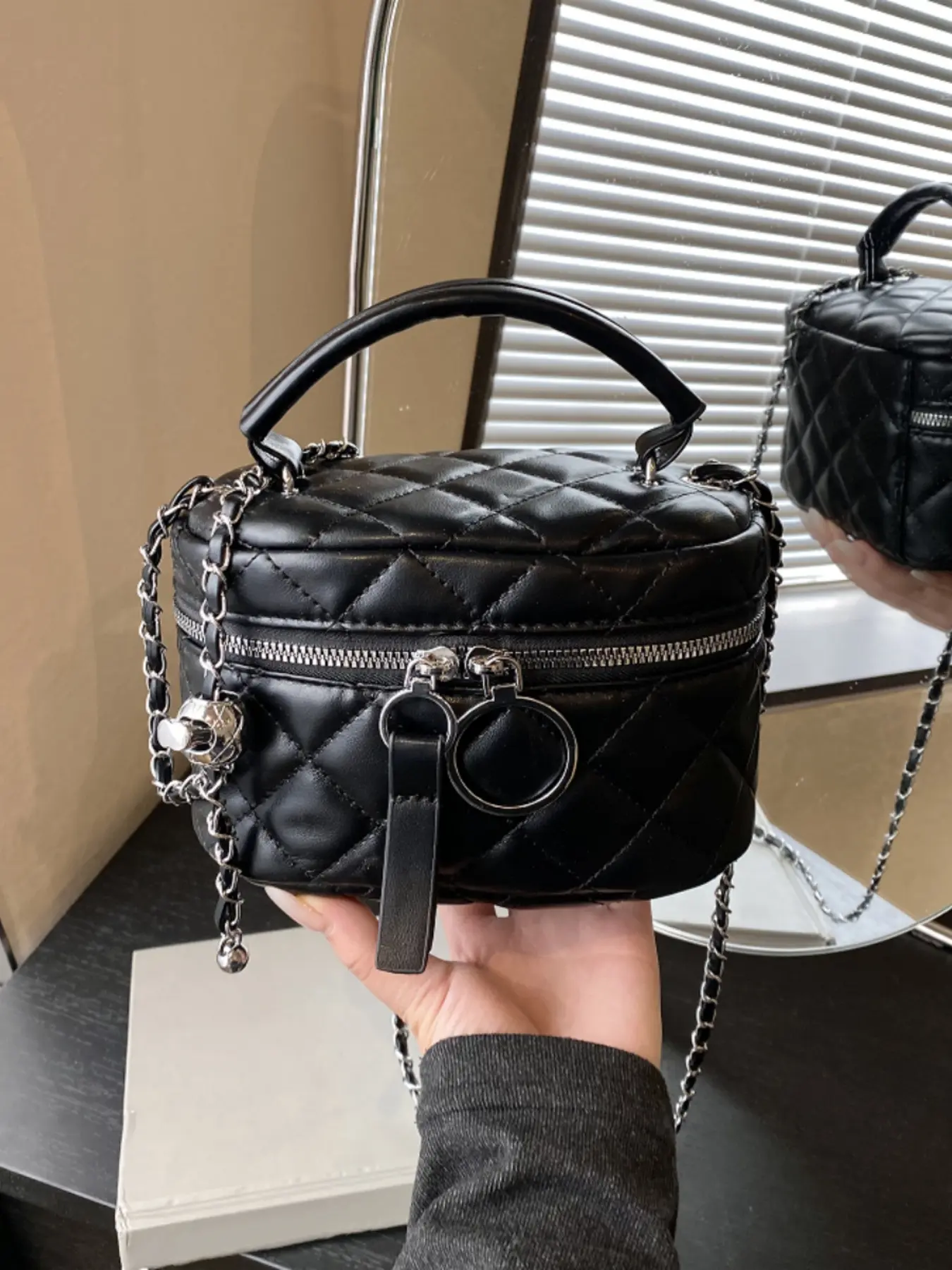 Fashion retro diamond-pattern chain minimalist cute mini square bag, stylish niche sweet casual lightweight commuter crossbody shoulder bag, Chic Chain Crossbody, Casual Trendy Bag, Fashion Crossbody Bags