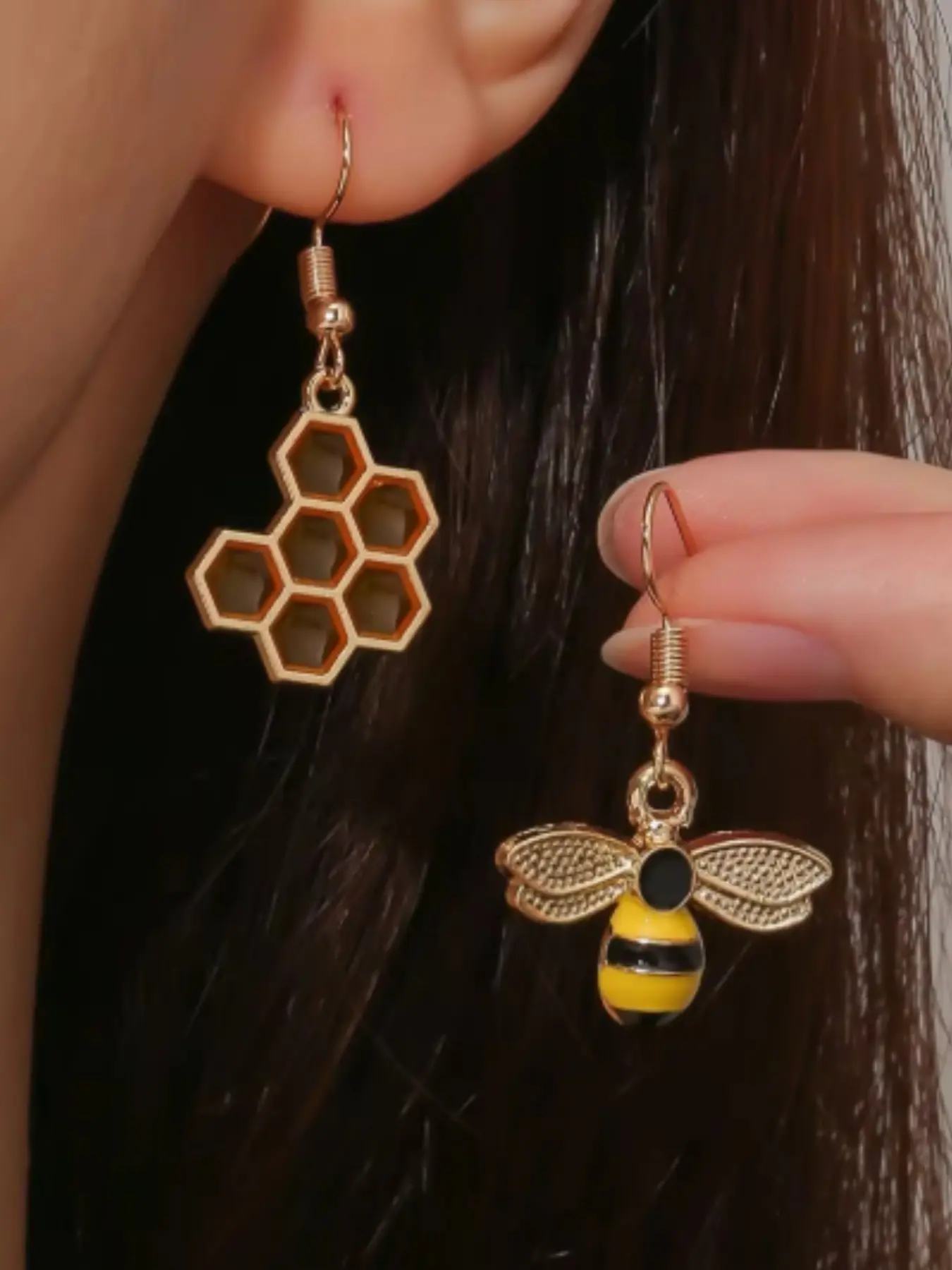 2 Pieces Insect Bee Earrings for Women, Simple Fashion Casual Pendant, Elegant Bee Design Jewelry, Perfect Gift Idea
