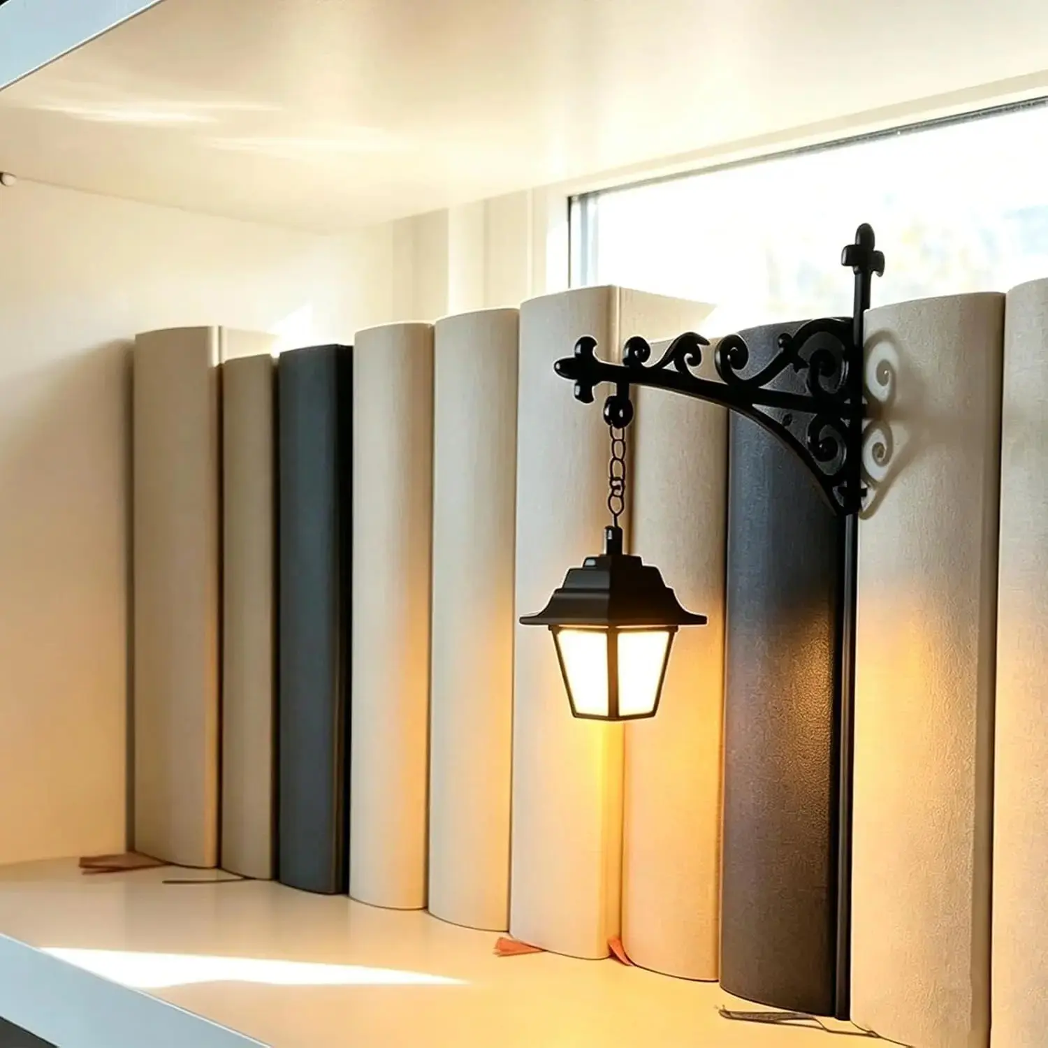 Light-up bookshelf decoration suitable for libraries, bookstores, reading rooms, classrooms, and reading corners (1 piece; available in two styles: mini lantern or mini ghost)