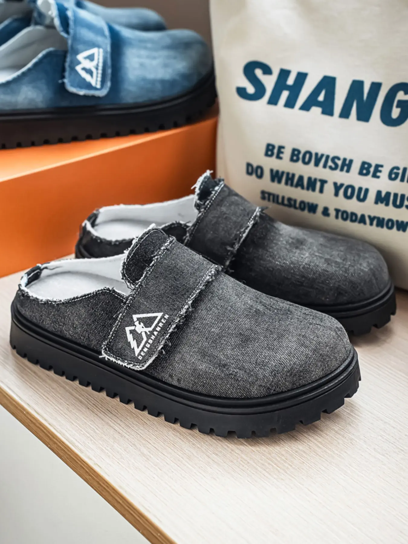 Men Dark Denim Clog Mules Frayed Raw Edge Strap With Logo Print Thick Serrated Anti-Slip Rubber Sole Slip-On Vintage Street Style Half Slippers For Daily Casual Outfits