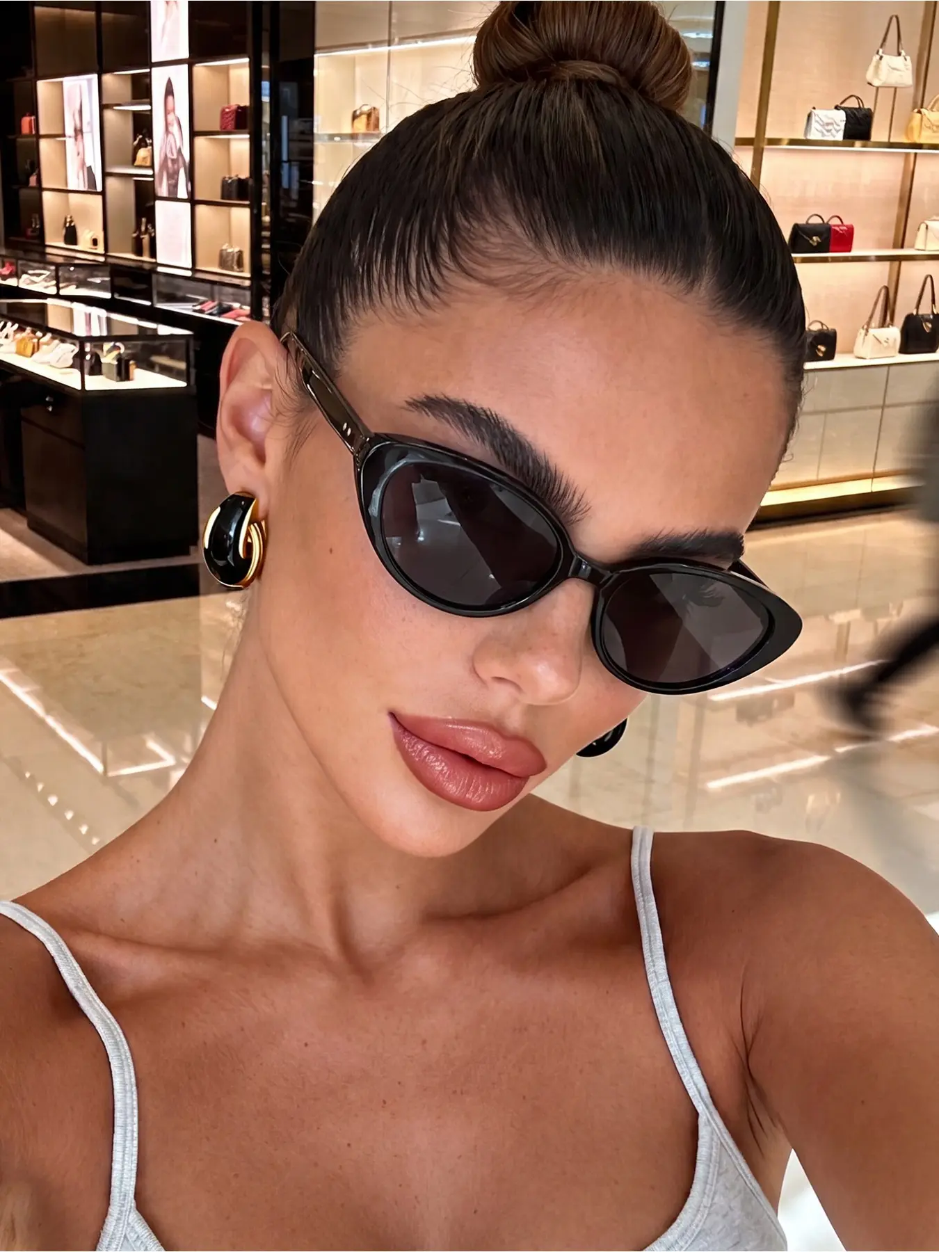 1 pair of men's and women's vintage black cat-eye small frame sunglasses, suitable for travel, sporty style, beach, electronic music festivals, outfits, vacation vibes, family trips, street style accessories, parties, and outdoor activities.