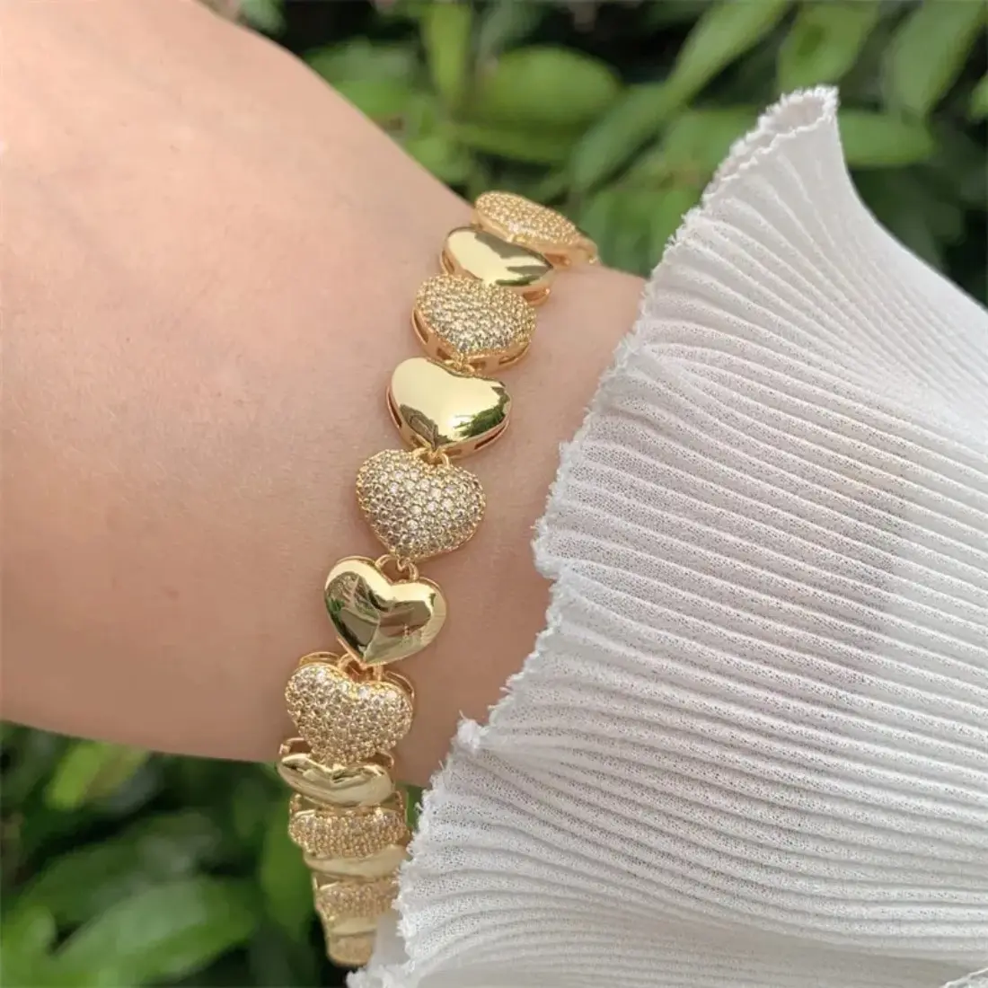 Women's Heart Charm Bracelet, Crystal Embellished Love Heart Bangle with Trendy Gold Tone Design, Y2K Statement Jewelry, Elegant Layering Bracelet for Daily Wear, Party, Valentine's Day, Birthday, Anniversary & Gift