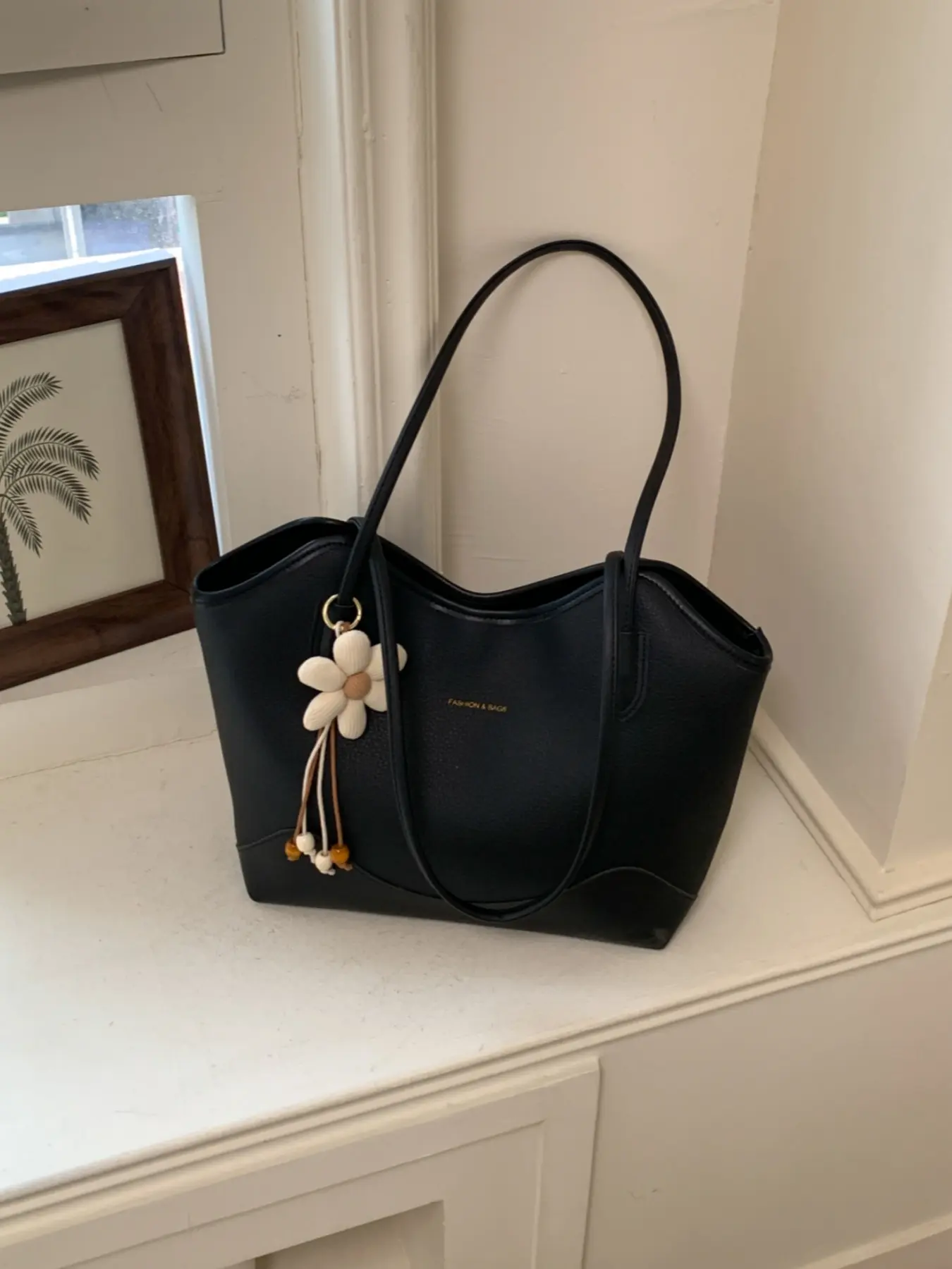Fashionable lightweight luxury minimalist daily commuter tote bag for commuting with large capacity. Comes with flower pendant for daily casual outings, women's bag with delicate shoulder strap for single-shoulder or hand-carry.