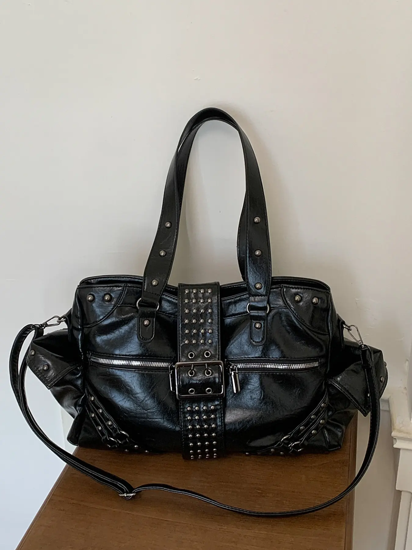 American-style retro punk studded crossbody tote bag with a creative and edgy wide buckle design, high-quality feel with multiple compartments, a versatile tote bag perfect for daily commuting, shopping, and outings.