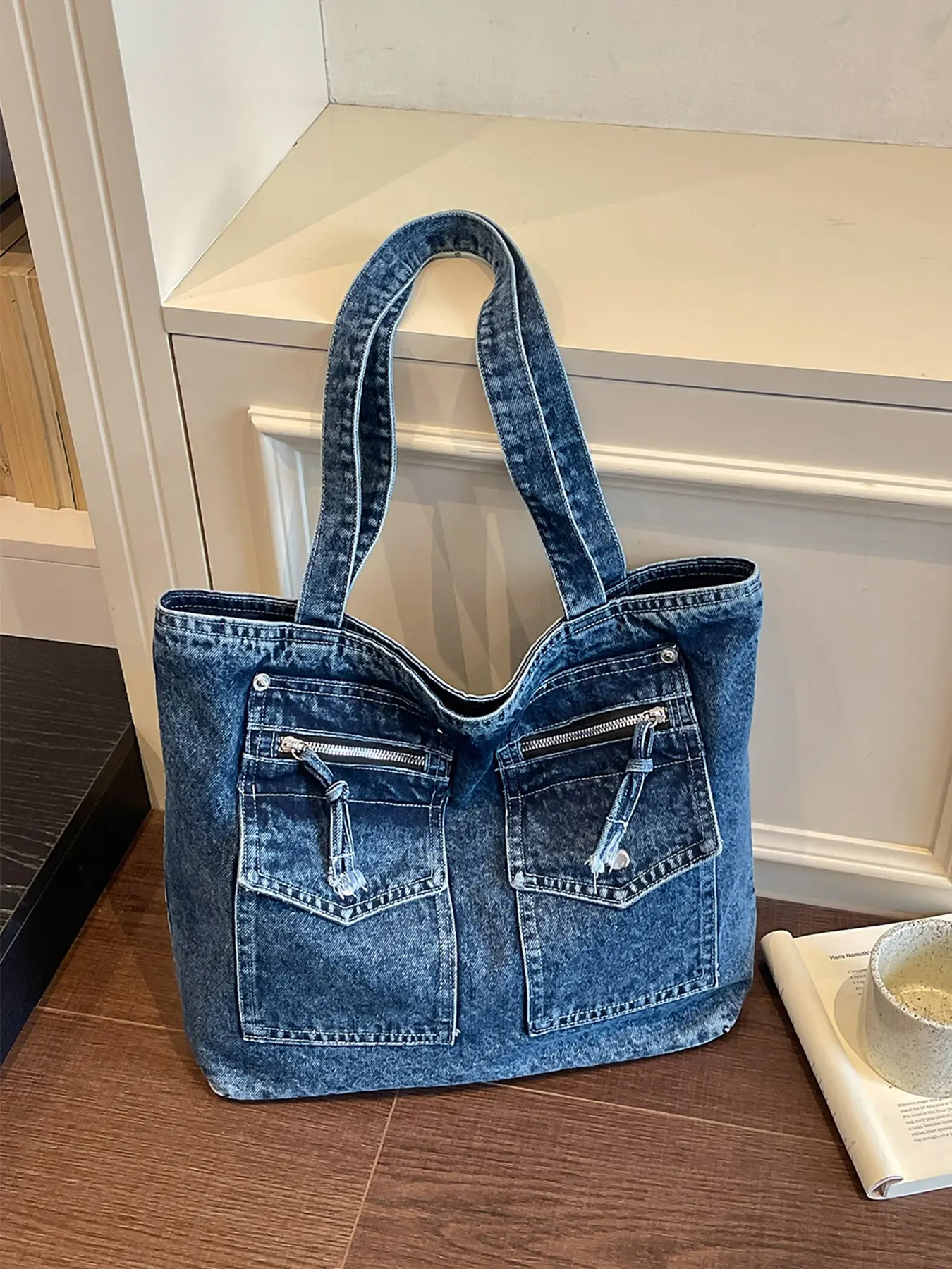 1 Piece Washed Denim Tote Bag Double Front Zipper Patch Pockets Rivet Button Decor Wide Integrated Shoulder Straps Large Capacity Single Shoulder Bag for Daily Commute Grocery Shopping City Walk Weekend Short Trip Shoulder Totes