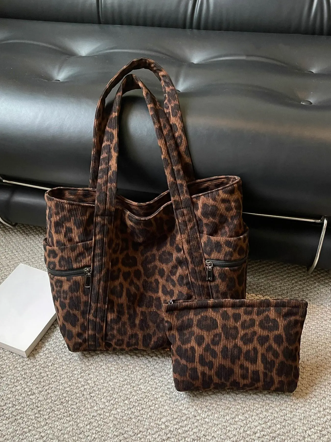 Trendy leopard-print large-capacity tote bag, comes with a matching storage pouch. It an elegant, portable ladies' casual single-shoulder and handbag with multiple pockets, suitable for work commute, shopping and outings. Casual handbags