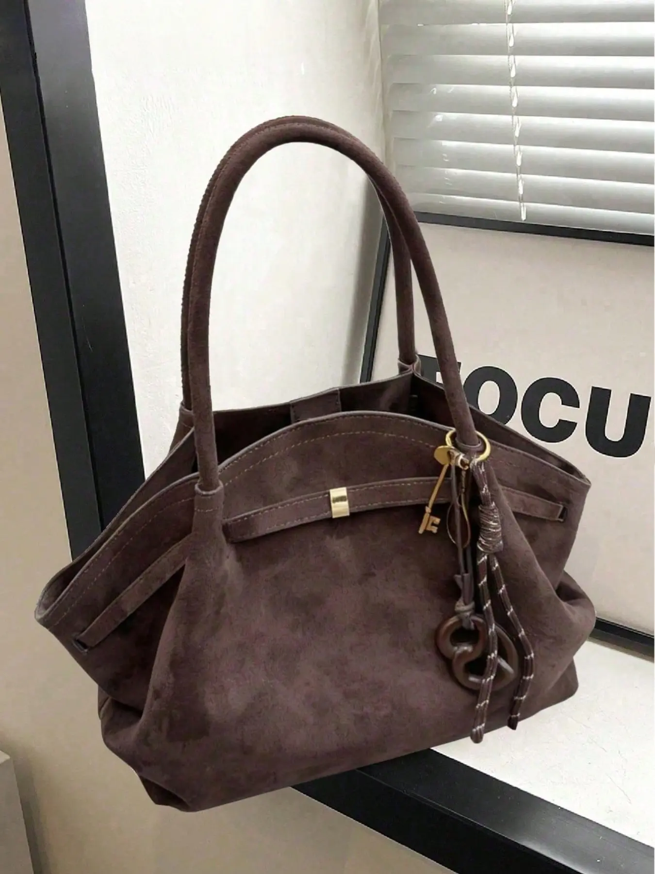 Coffee Brown Suede Oversized Tote Bag,Retro Commute Handbag with Bag pendant,Classic Tote Bag,Vintage Large Capacity Underarm Purse Laptop Bag, Stylish and Practical Accessory,Suitable for work,Shopping,Daily Use