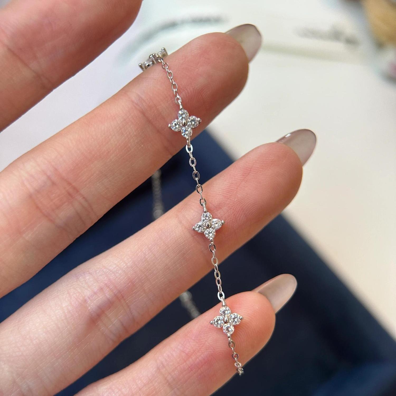 Gold-colored five-petal four-leaf flower design cubic zirconia bracelet, elegant women's jewelry, a perfect gift for special occasions