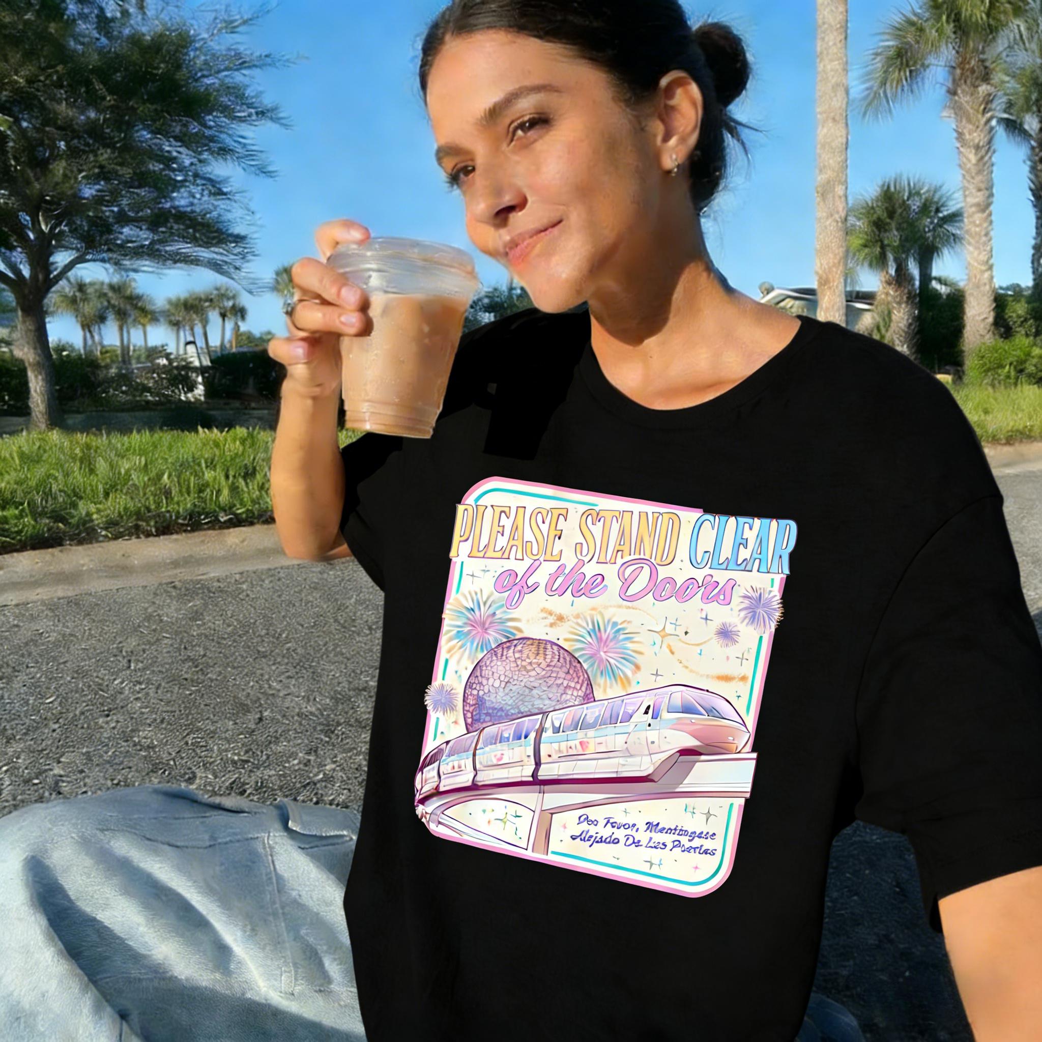 Comfortable colors, please stay away from door-style shirts, retro monorail train T-shirts, magical family travel outfits, fun theme park vacations, loose-fitting tops