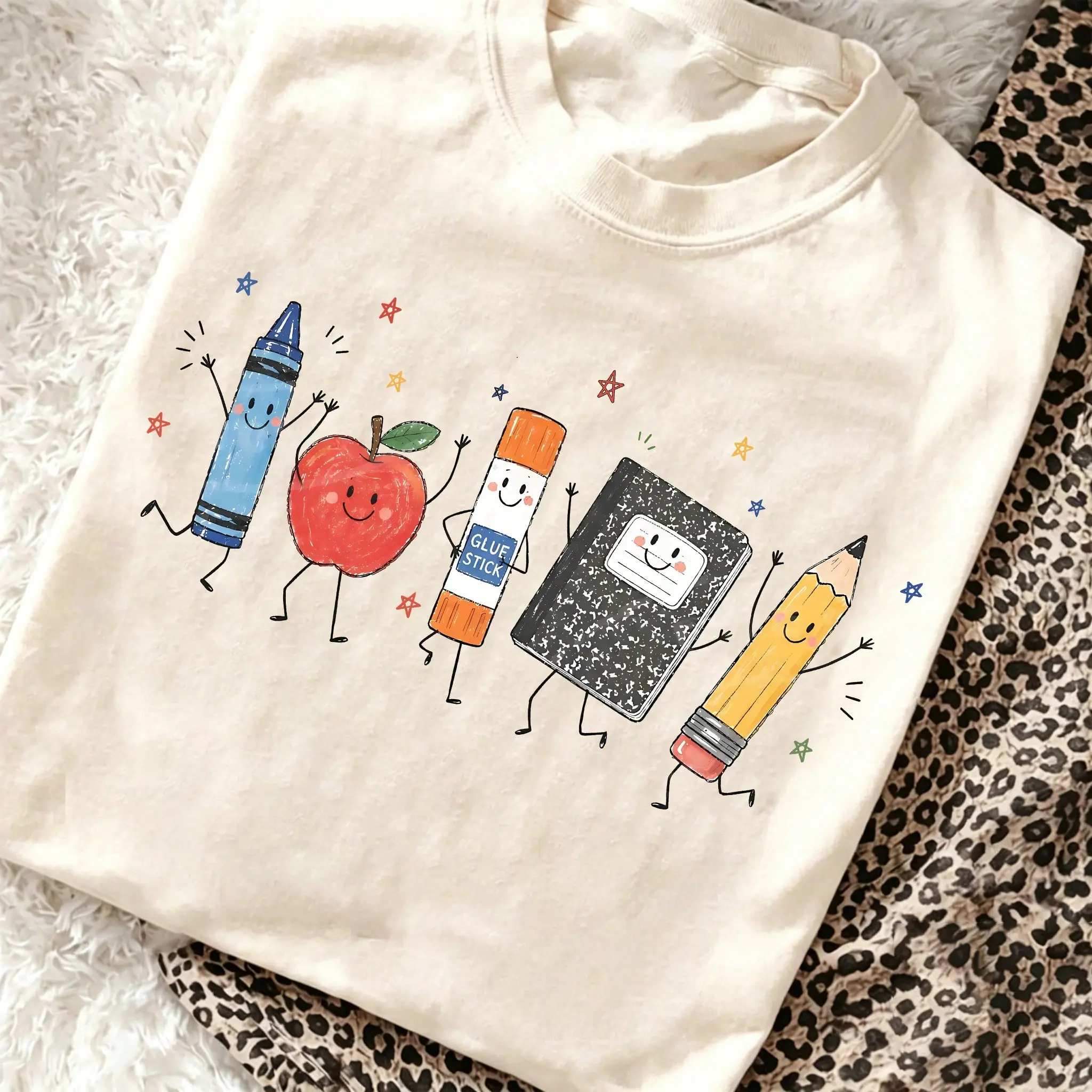 Cute Cartoon School Supplies Graphic Tee Preppy Teacher Student T-Shirt Kindergarten Back To School Top Smiling Apple Crayon Pencil Graphic Clothes
