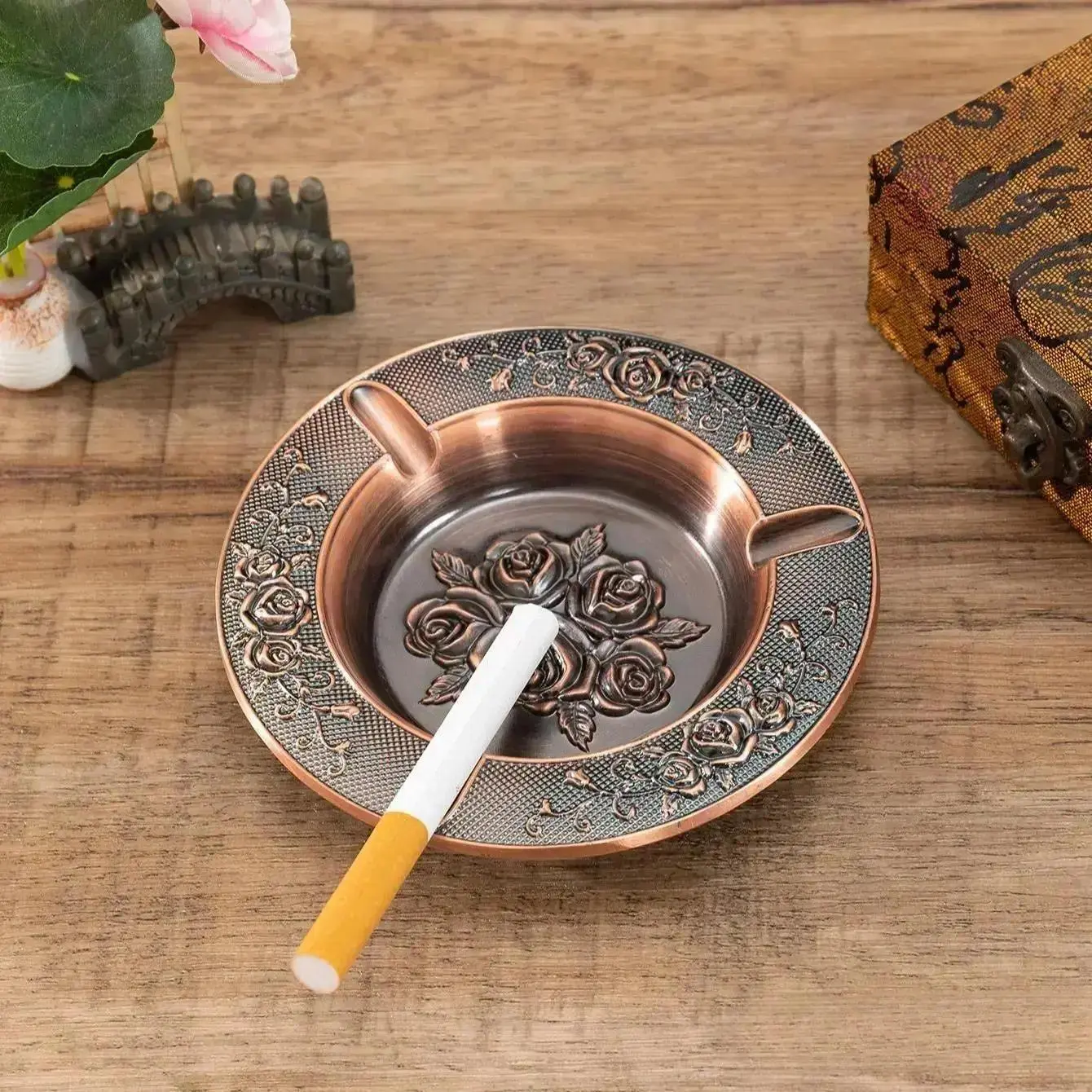 Vintage Rose Carved Metal Ashtray, Round Decorative Heavy Duty Ash Tray, Retro Home Decor Cigarette Ashtray with Smoke Groove, Solid Functional Table Ornament for Living Room, Office, Patio & Gift for Retro Style Lovers