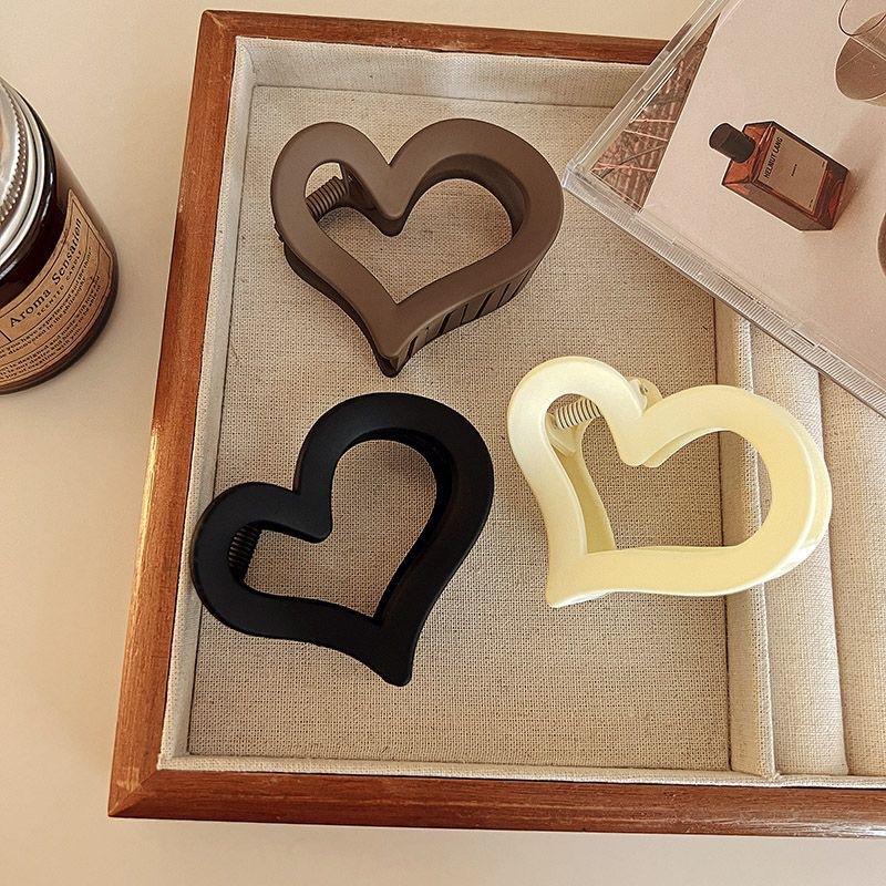 Simple and versatile matte heart-shaped claw clip for women, elegant shark clip for updos, new 2026 model