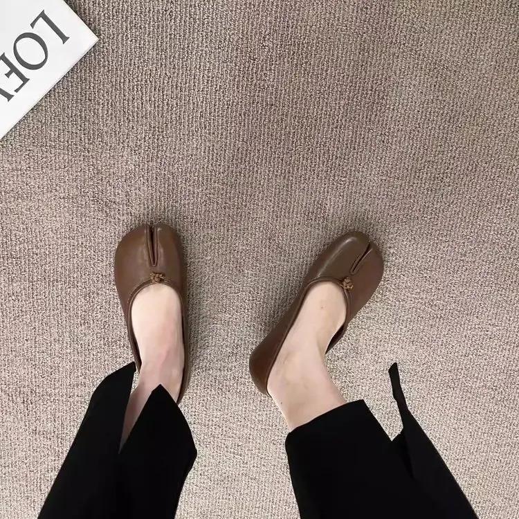 Flat bottomed split toe pig trotter shoes, red single shoes for women, spring and autumn 2026 summer silver bow thumb pig trotter shoes