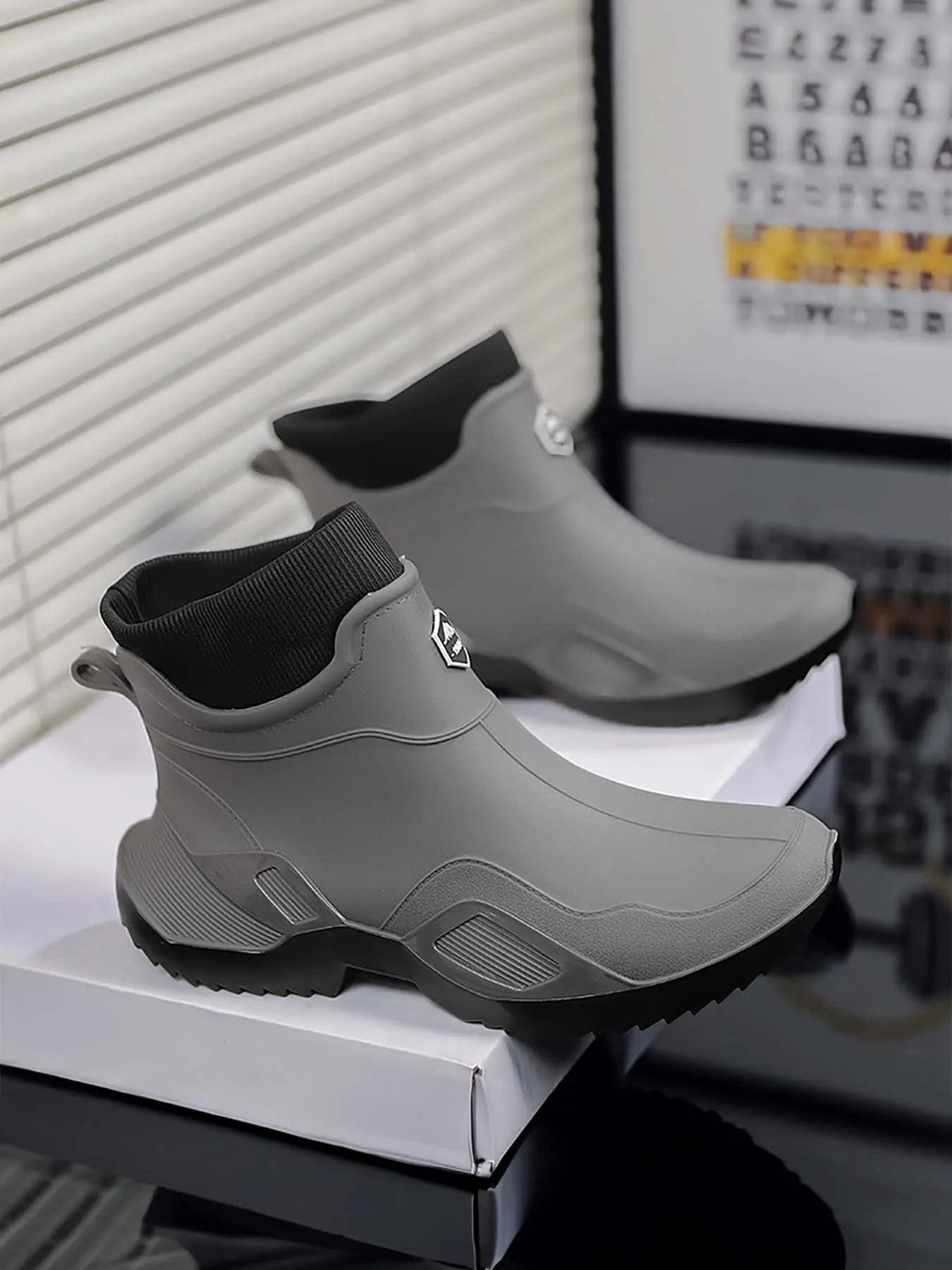Men's mid-calf rain boots, hiking boots, trail shoes with strong grip, water-resistant shoes, waterproof and slip-resistant shoes for outdoor fishing, thickened and wear-resistant