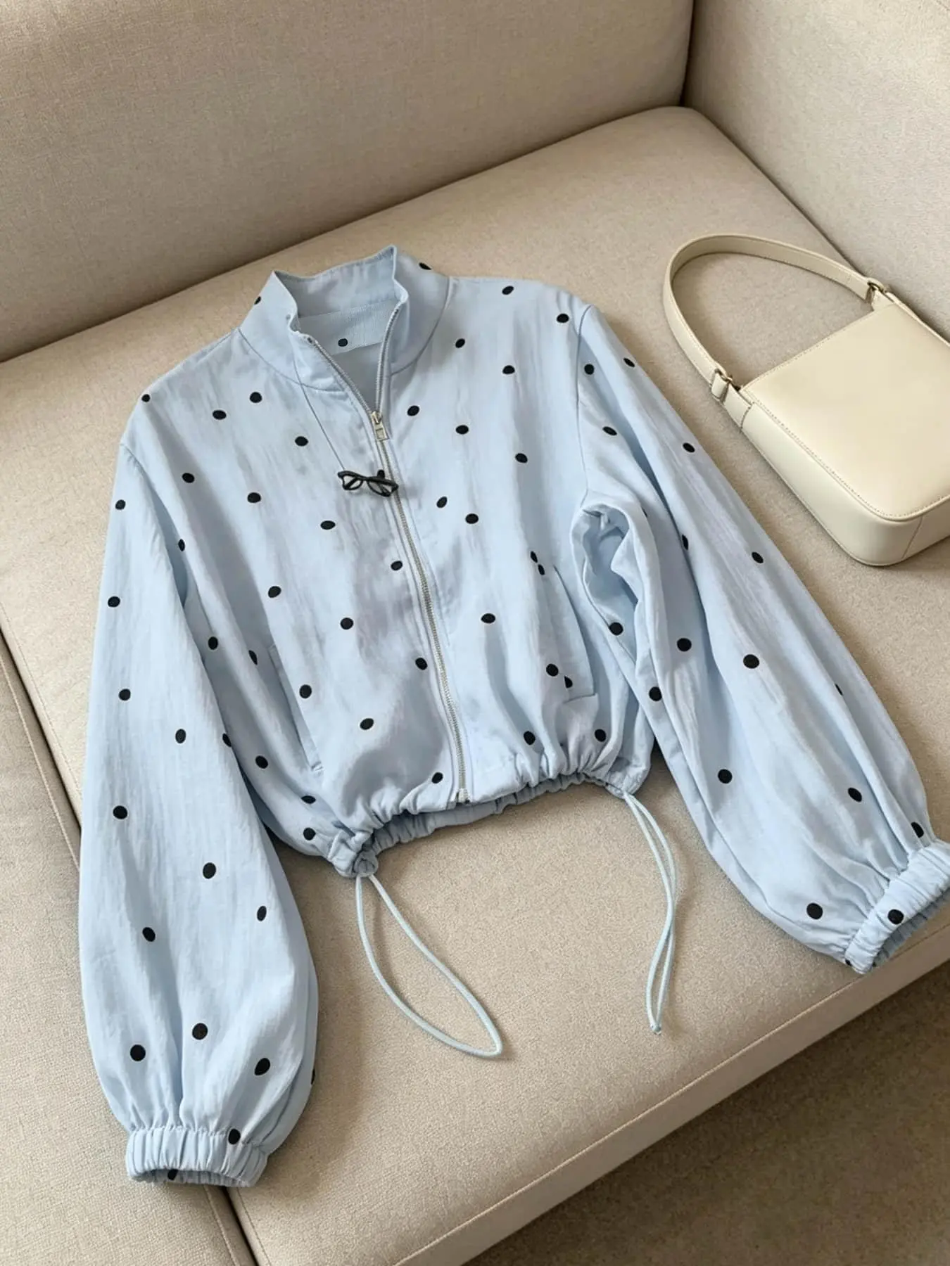 A versatile loose short Casual Fall jacket with a girlish and fashionable vibe, featuring a polka dot drawstring design, suitable for spring and autumn, street shopping, campus commuting, clocking in and taking photos