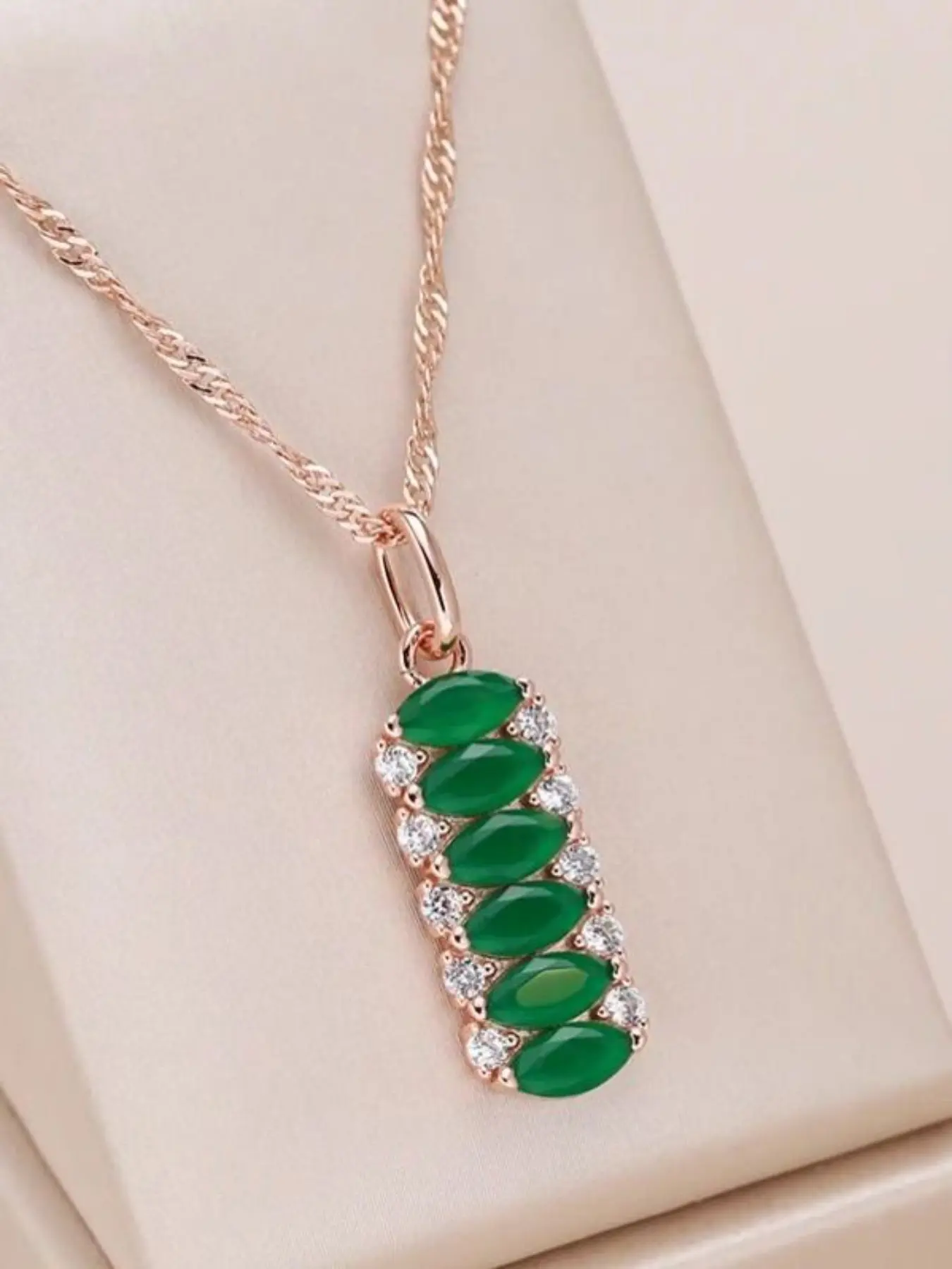 Vintage Synthetic Jade Necklaces for Women Marquise Design Pendant Necklaces Synthetic Gemstone Inlay Delicate Jewelry Perfect for Engagement Weddings Party, Daily Wear Anniversary Gift