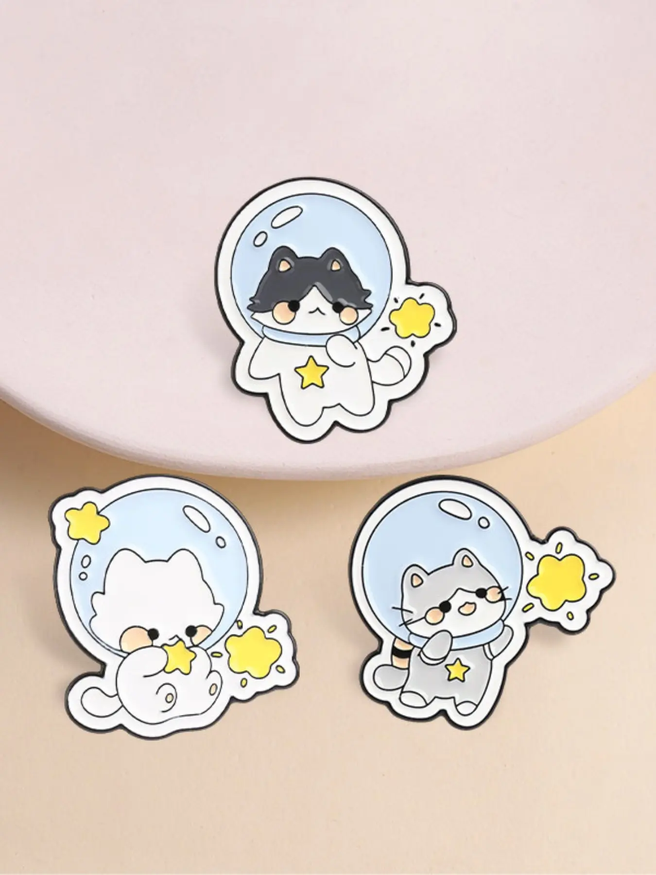 Space Astronaut Cat Enamel Pin Set, Cartoon Pet Metal Brooch, Cute Novelty Gift Accessory, Unique Fashion Jewelry