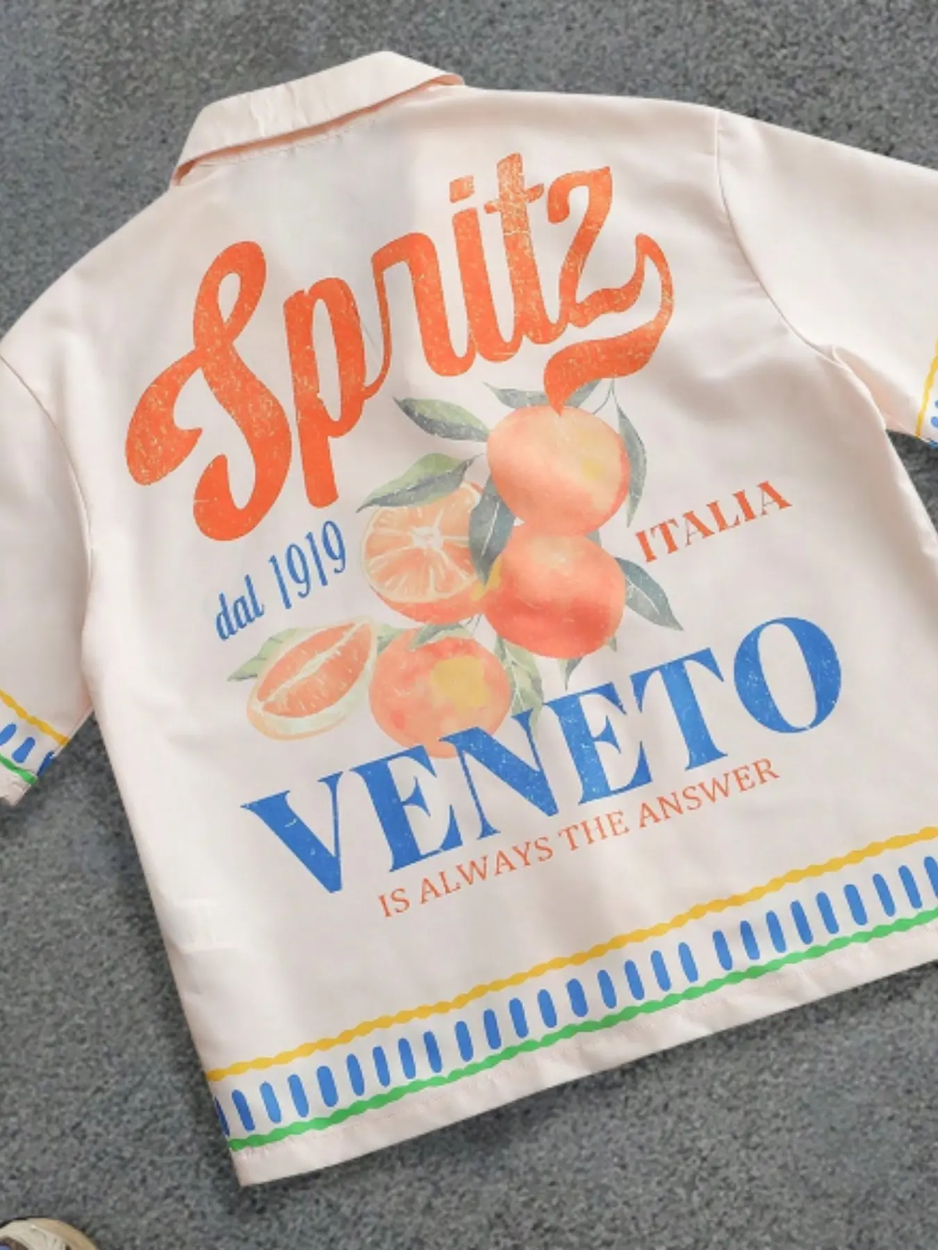 Men's Cream Apricot Orange Citrus Fruit Graphic Spritz Veneto Italia dal 1919 Slogan Back Print Short Sleeve Shirt Short Sleeved Button Down Shirt, Colorful Geometric Border Trim Loose Fit Vintage Italian Vacation Casual Summer Daily Top