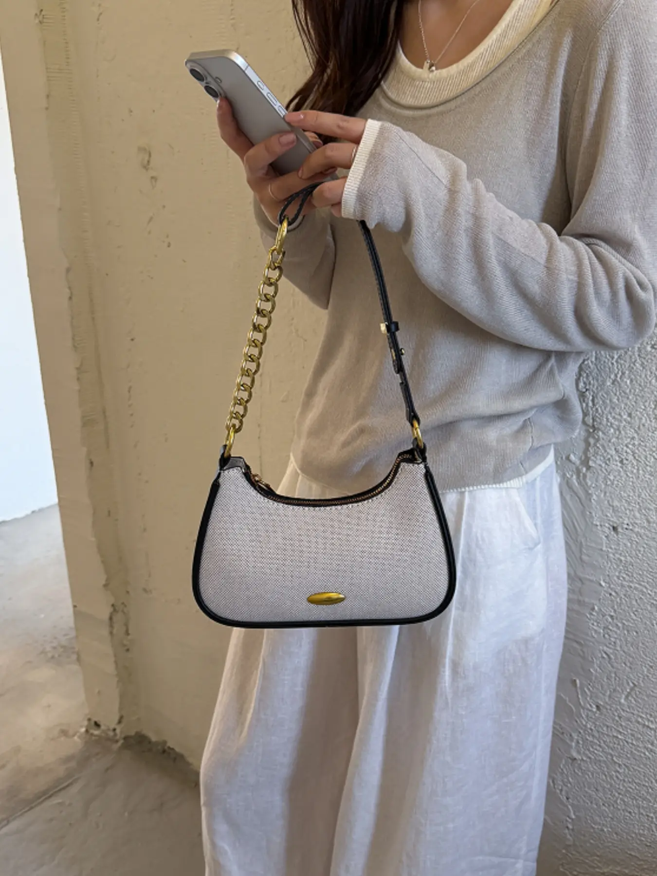 Fashionable color-block crescent underarm bag, with adjustable crossbody strap, Casual crossbody, minimalist and elegant small shoulder bag, suitable for women's daily wear, dating, and commuting.
