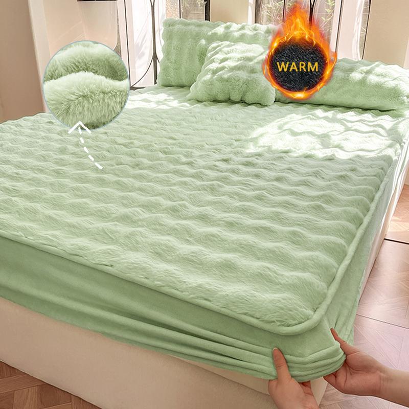 A washable bed cover made of imitation rabbit hair, made of soft and comfortable fabric, suitable for cold weather, with a simple style, used in bedrooms