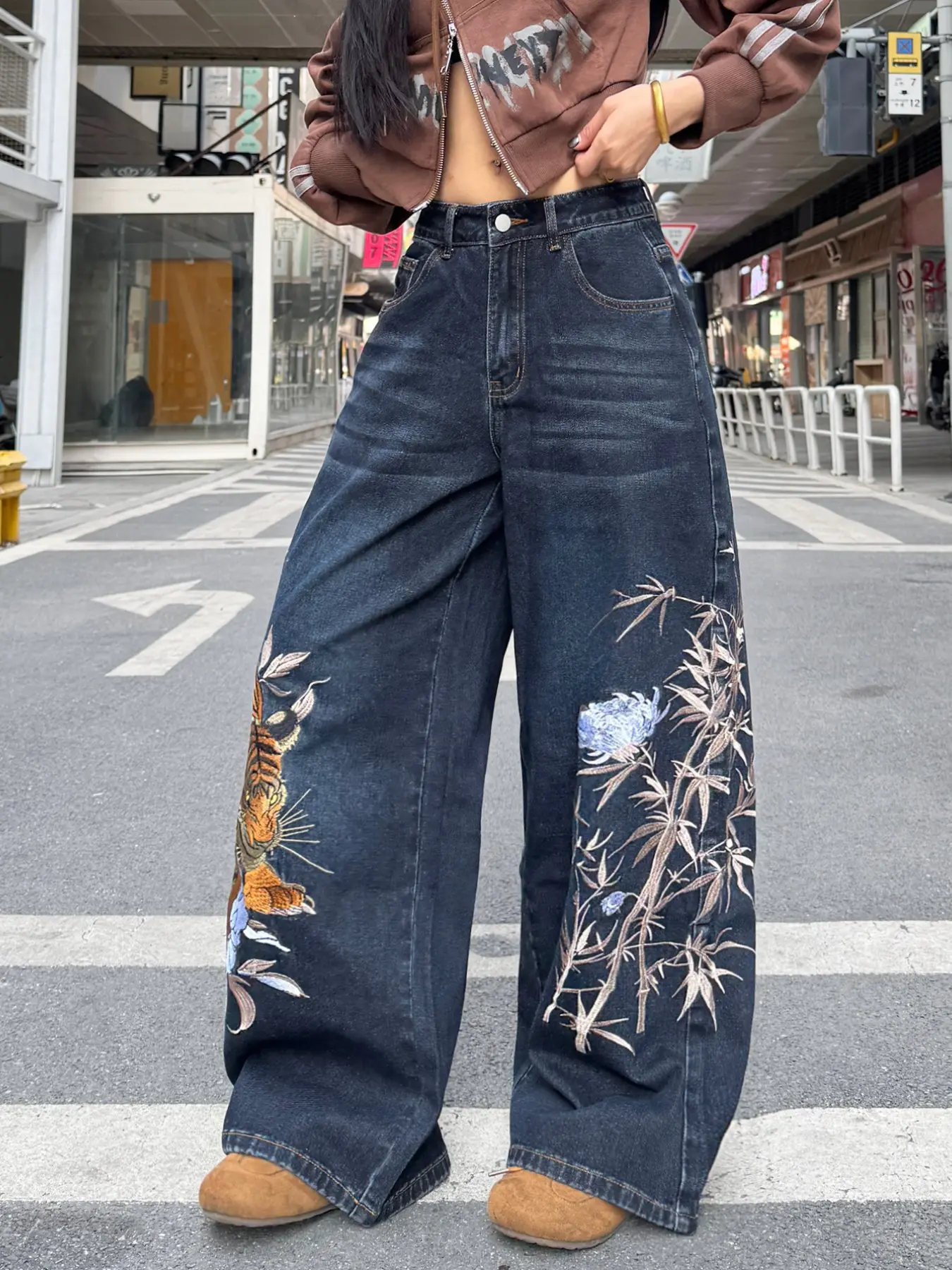 American Street Style Embroidered Floral Loose Oversized Jeans, Fashionable Casual Streetwear High-Waisted Wide-Leg Pants, Slimming Women's Denim Bottoms, All Seasons