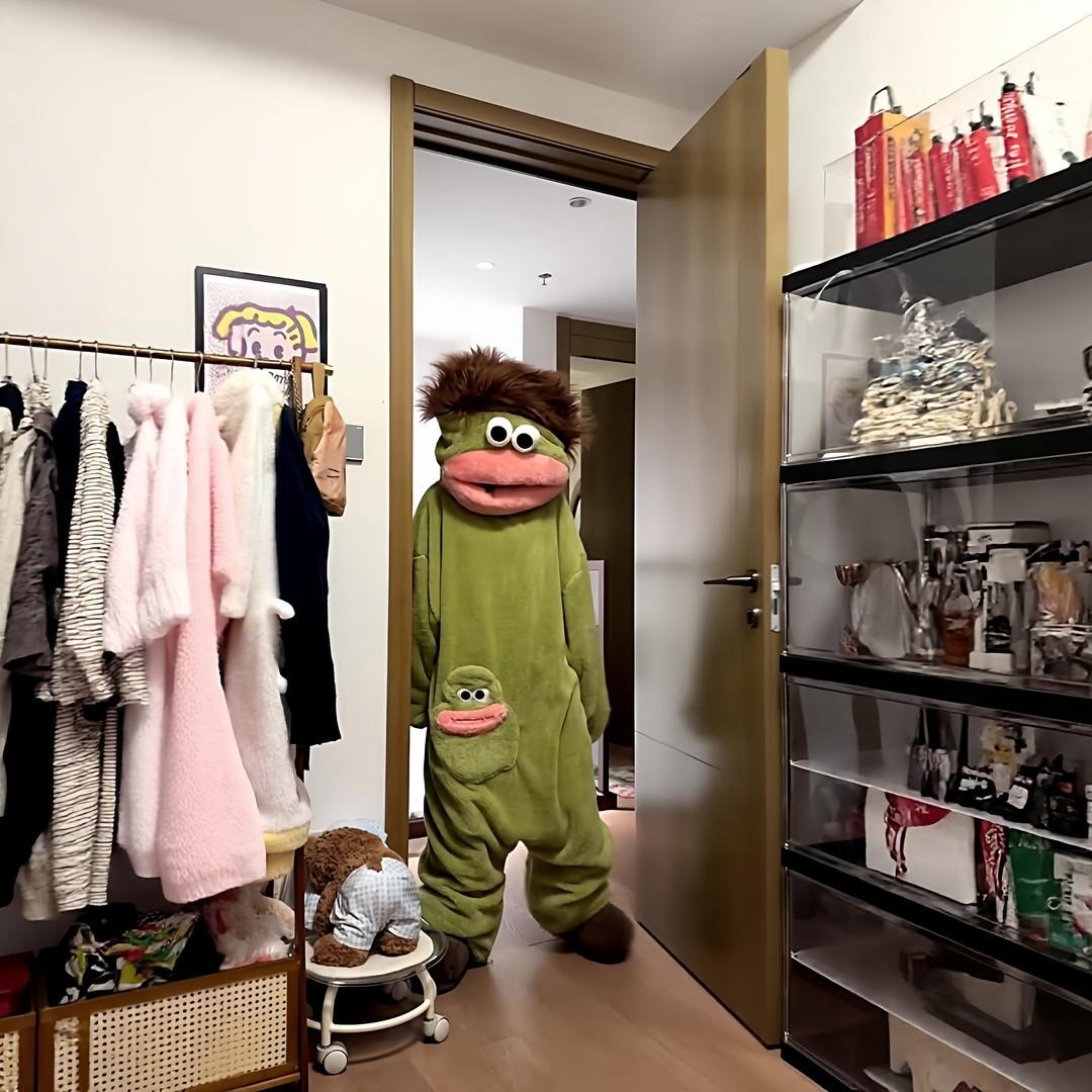 Cartoon Big-Mouth Monster Funny One-Piece Couple Pajamas, Men Women Winter Silly Thickened Coral Fleece Loungewear with Comb