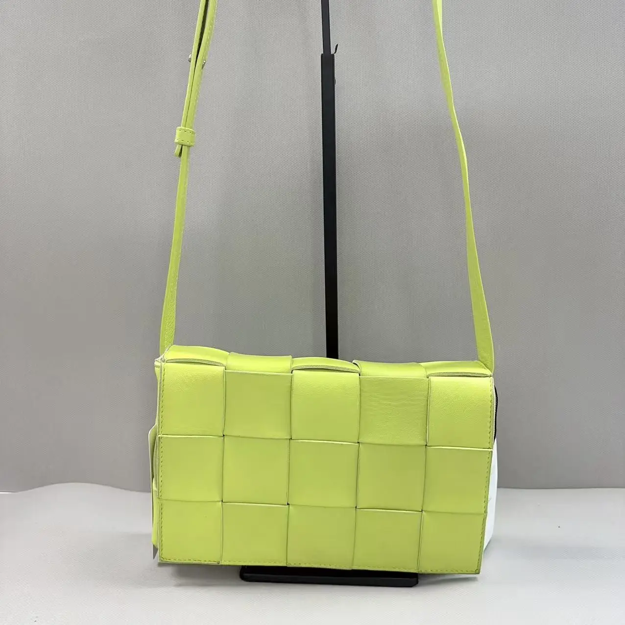 Pre-owned Bottega Veneta Medium Cassette Bright Nappa Leather PD6757 26.07.01