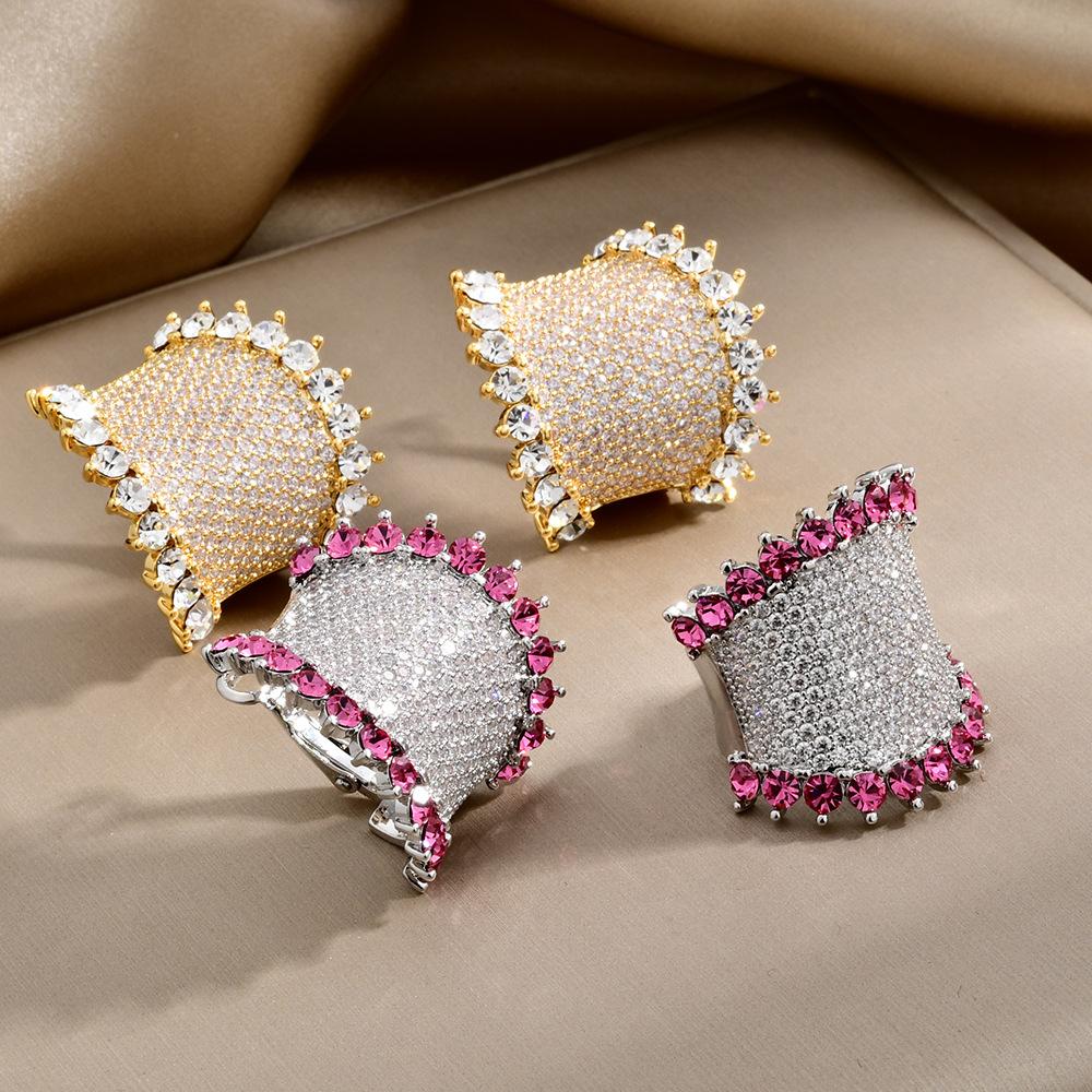 Luxurious and high-end c-shaped curved surface full diamond contrast color earrings new arrivalelegant super sparkling socialite fashion earrings