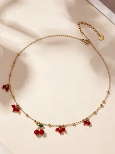 A sweet cherry pendant necklace with a fine chain, suitable for wearing in various relaxed and casual scenes such as daily commuting, dating, and traveling.