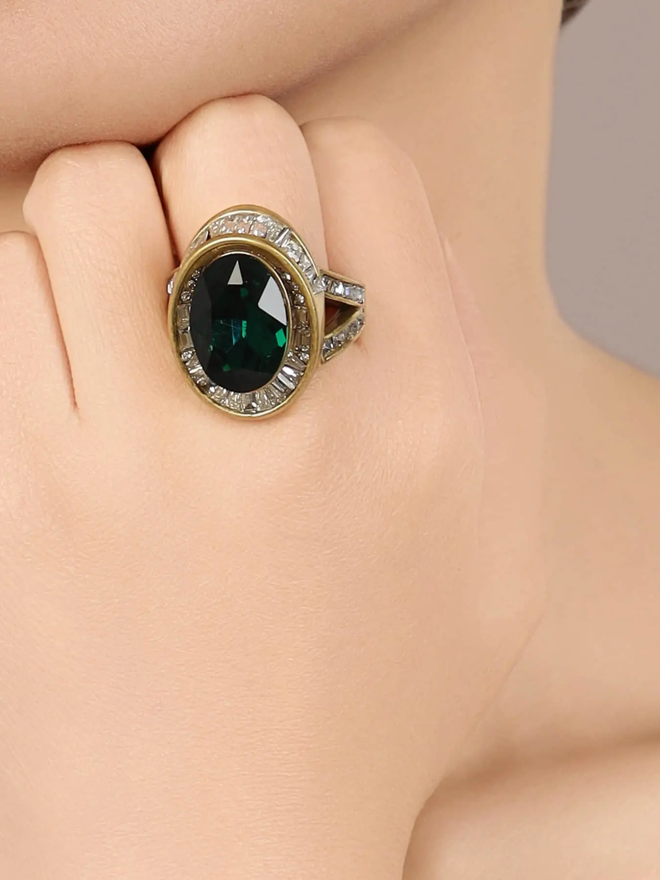 This vintage emerald ring is set with rich emerald as the main stone, paired with a full diamond border design. It is both luxurious and retro, suitable for daily wear, and is also a surprising and exquisite small gift.