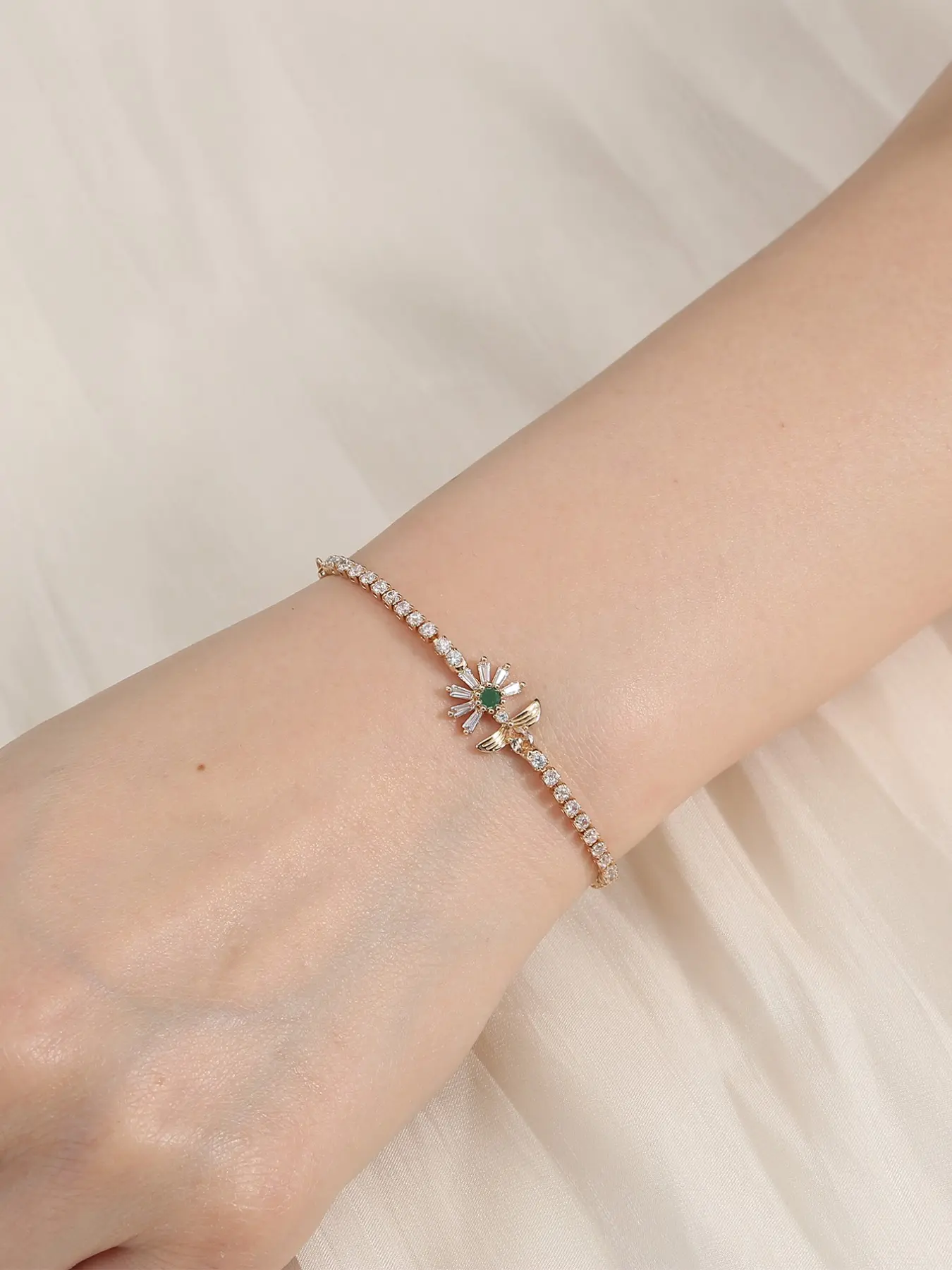 Fresh Bee Daisy Pull-Chain Bracelet, Kc Zircon Venice Thin Chain, Adjustable Abacus Beads, Unique Women's Accessory