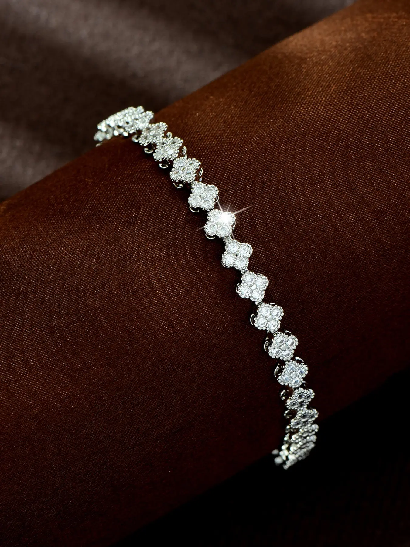 Elegant Clover Design Bracelet, Unique Style Fashion Accessory, Versatile High-End Jewelry, Lightweight Luxury Hand Chain