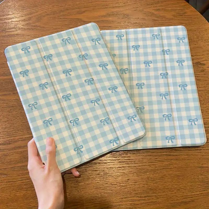 Sweet blue and pink checkered bow pattern, with adjustable stand and pen slot, foldable non-slip TPU protective case, suitable for Samsung, iPad mini, iPad Air, iPad Pro/iPad 10th generation, 11th generation and other series iPad protective cases
