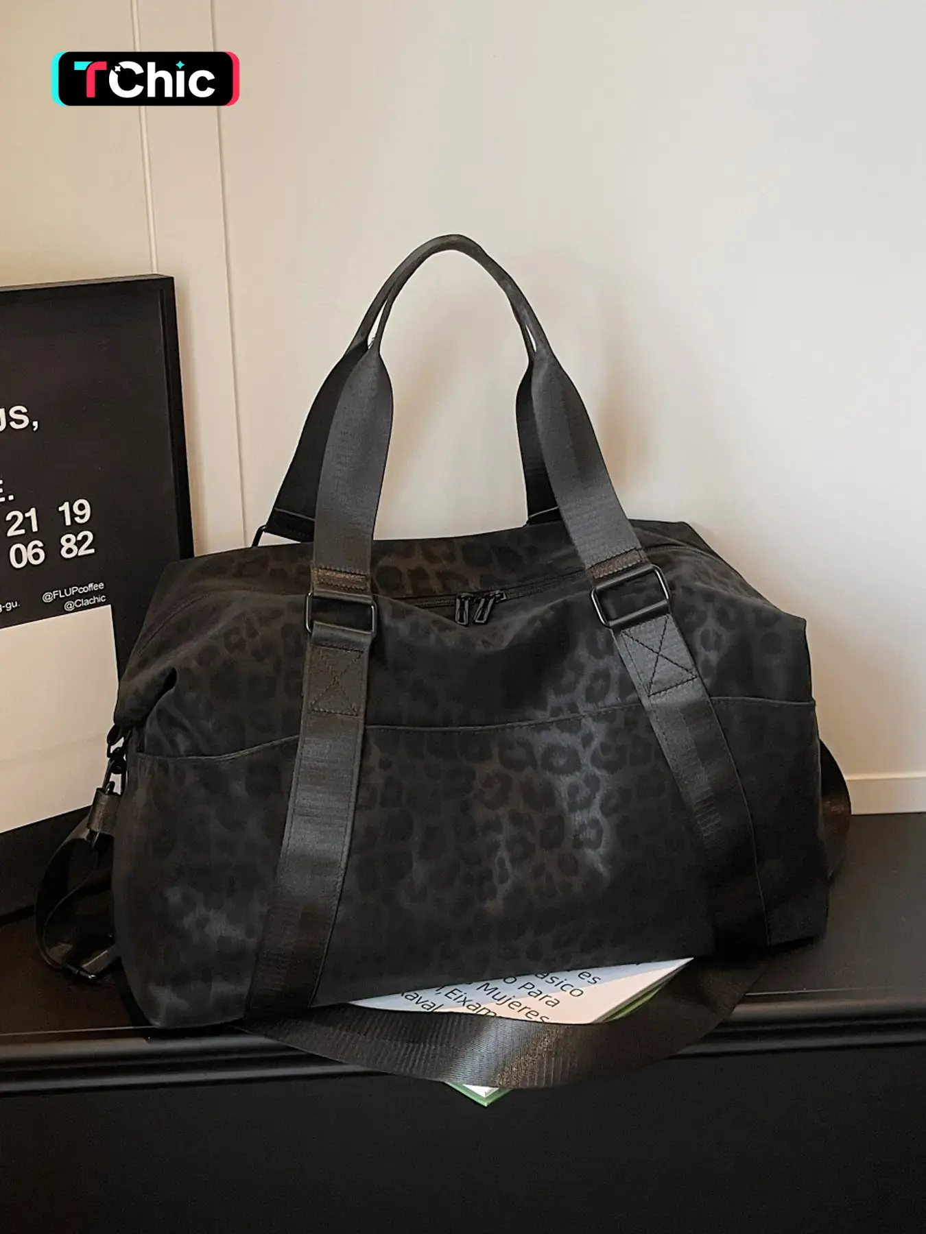 Lao Qianfeng Leopard Print Waterproof Nylon Duffle Bag, Large-Capacity Sports Bag, Sporty Pocket Design, Durable, Trolley Sleeve Compatible, Commuter Gym Tote for Back-to-School