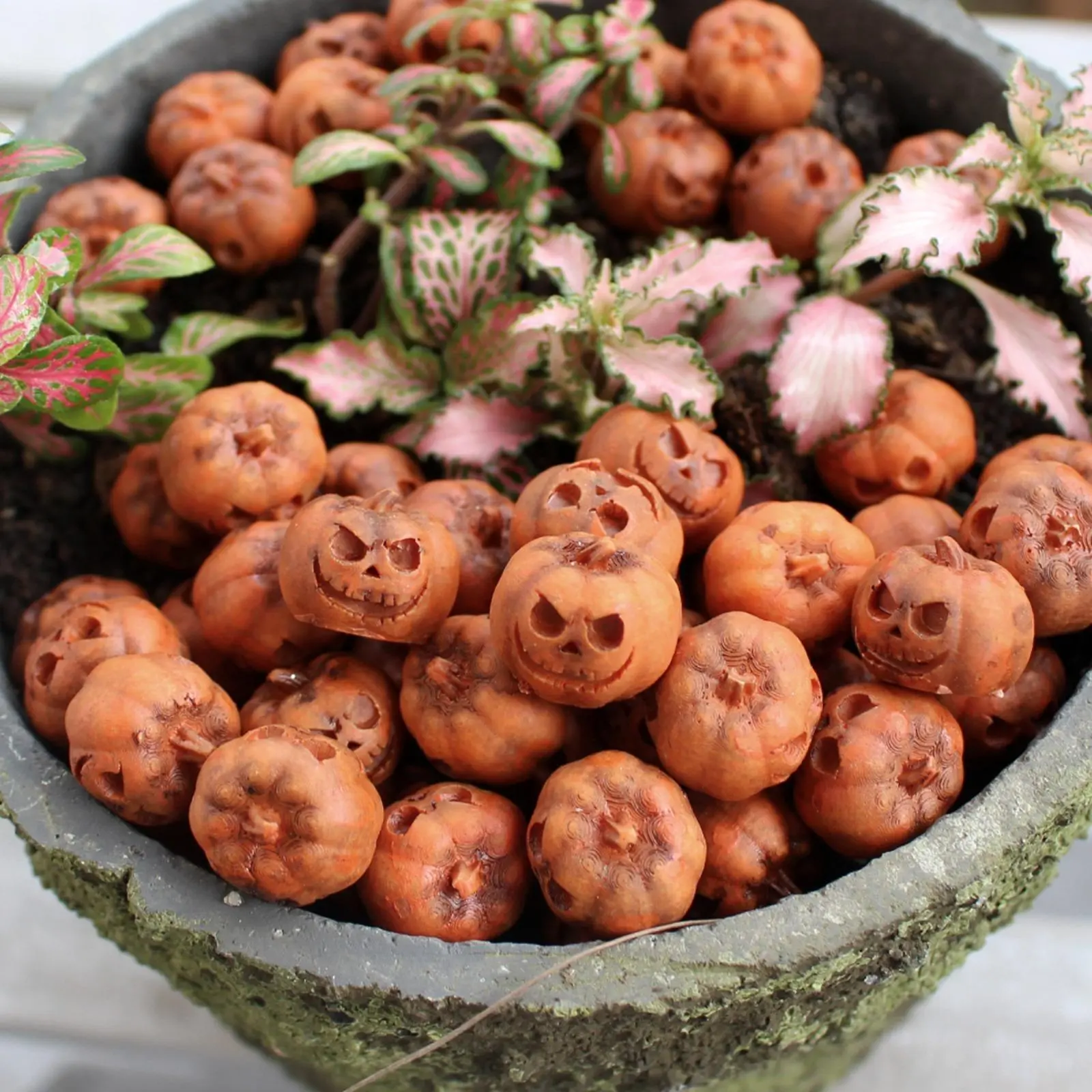 100Pcs Resin Mini Ghost Pumpkin Halloween Miniature Grimace Pumpkin Artificial Pumpkin Beads Material for Halloween Party Craft DIY Table Scatter Decoration