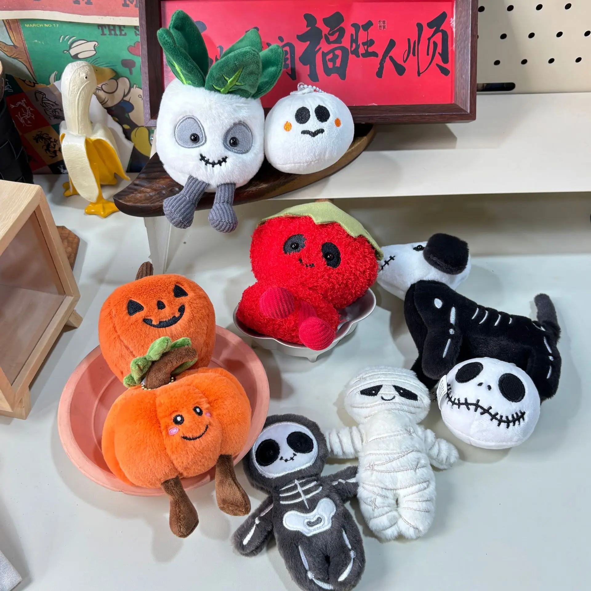 Cute Halloween Skull Plush Keychain, Cartoon Spooky Bag Charm Pendant, Soft Stuffed Skeleton Key Doll for Backpacks, Purses, Keys & Luggage, Fun Halloween Gift & Party Favor