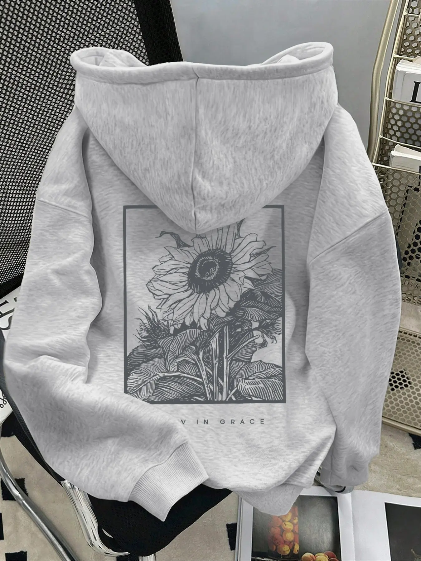 Women's Drop Shoulder Hoodie, 'grow in Grace' Letter and Sunflower Print, Casual Drawstring Pocket Sweatshirt, Graphic Sweatshirts, Fall Winter Fashion